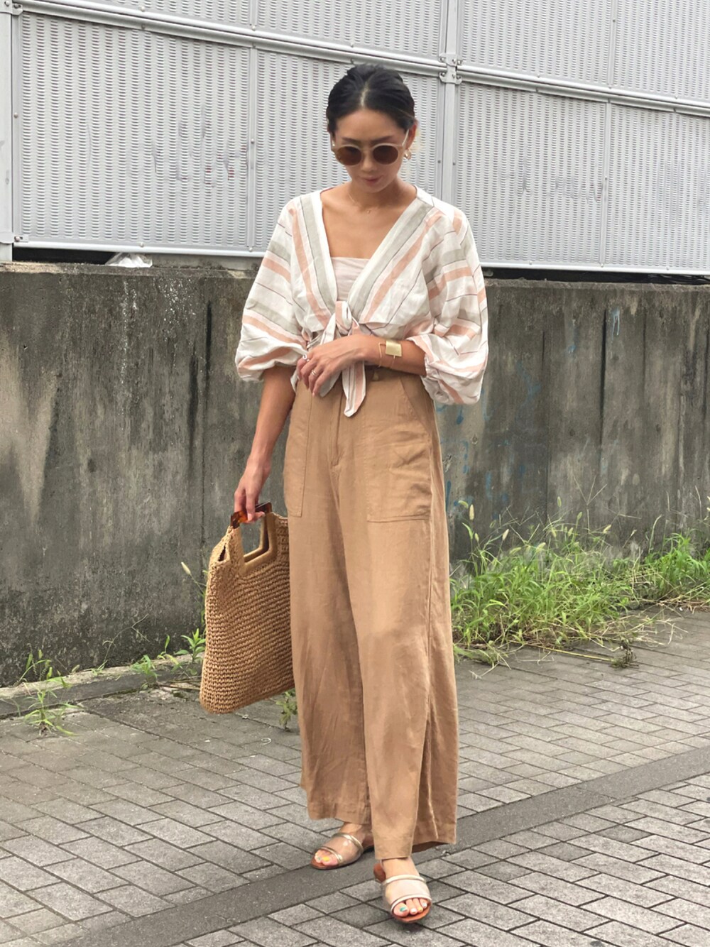 「ゆるコーデ、パンツコーデ、シャツ/ブラウス、ボリューム袖、大人カジュアル、ワイドパンツ、クロップドトップス、ショート丈トップス、ラフ、リネン、リネンパンツ、ベージュ、ボリュームスリーブ」｜「Ray BEAMSのRay BEAMS / ペーパー カゴバッグ（かごバッグ、ベージュ系）」を使った、mariko   さん（レディース・170cm）の夏コーディネートの1枚目の写真