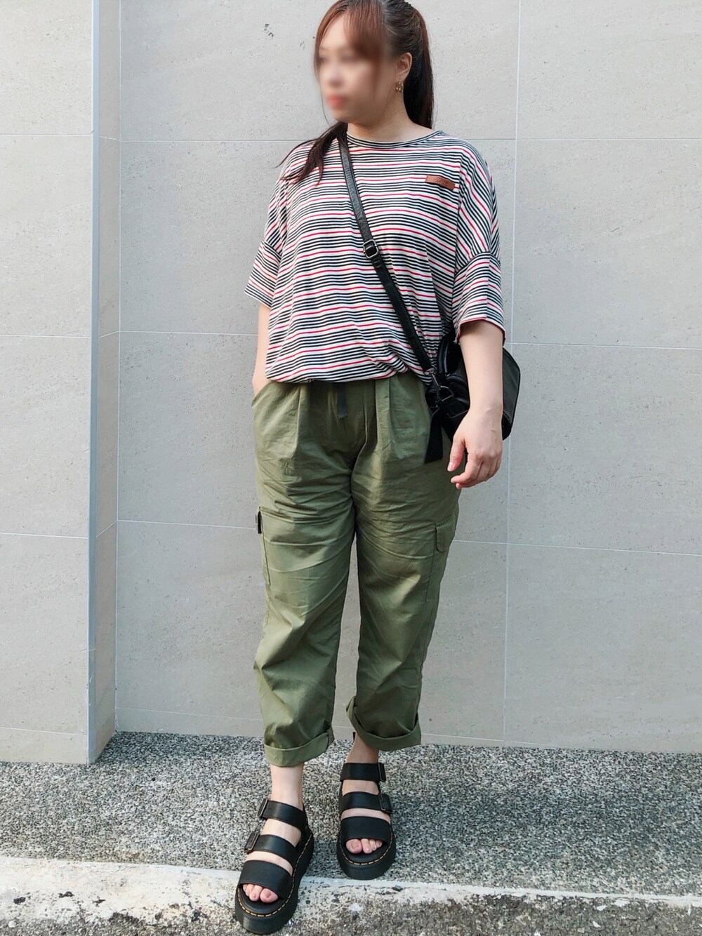 「お出かけコーデ、サンダル、夏コーデ、夏トップス、アウトドアスタイル、ootd」｜「Dr. Martensのアイテム（サンダル、ブラック系）」を使った、Claire Tsaiさん（レディース・163cm）の夏コーディネートの1枚目の写真