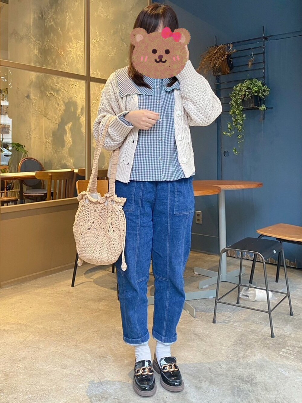 「大人かわいい、冬服、カジュアルスタイル、秋冬」｜「ehka sopoのギンガムスカラップブラウス(セットアップ可)（シャツ/ブラウス、グリーン系）」を使った、Claire Tsaiさん（レディース・163cm）の冬コーディネートの1枚目の写真
