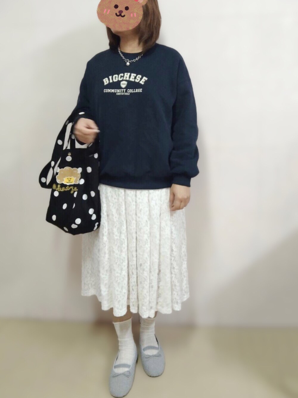 「おでかけコーデ、休日スタイル、カジュアルコーデ、大人かわいい、大人カジュアル、ootd」｜「koreaのアイテム（スウェット、ブルー系）」を使った、Claire Tsaiさん（レディース・163cm）の冬コーディネートの1枚目の写真