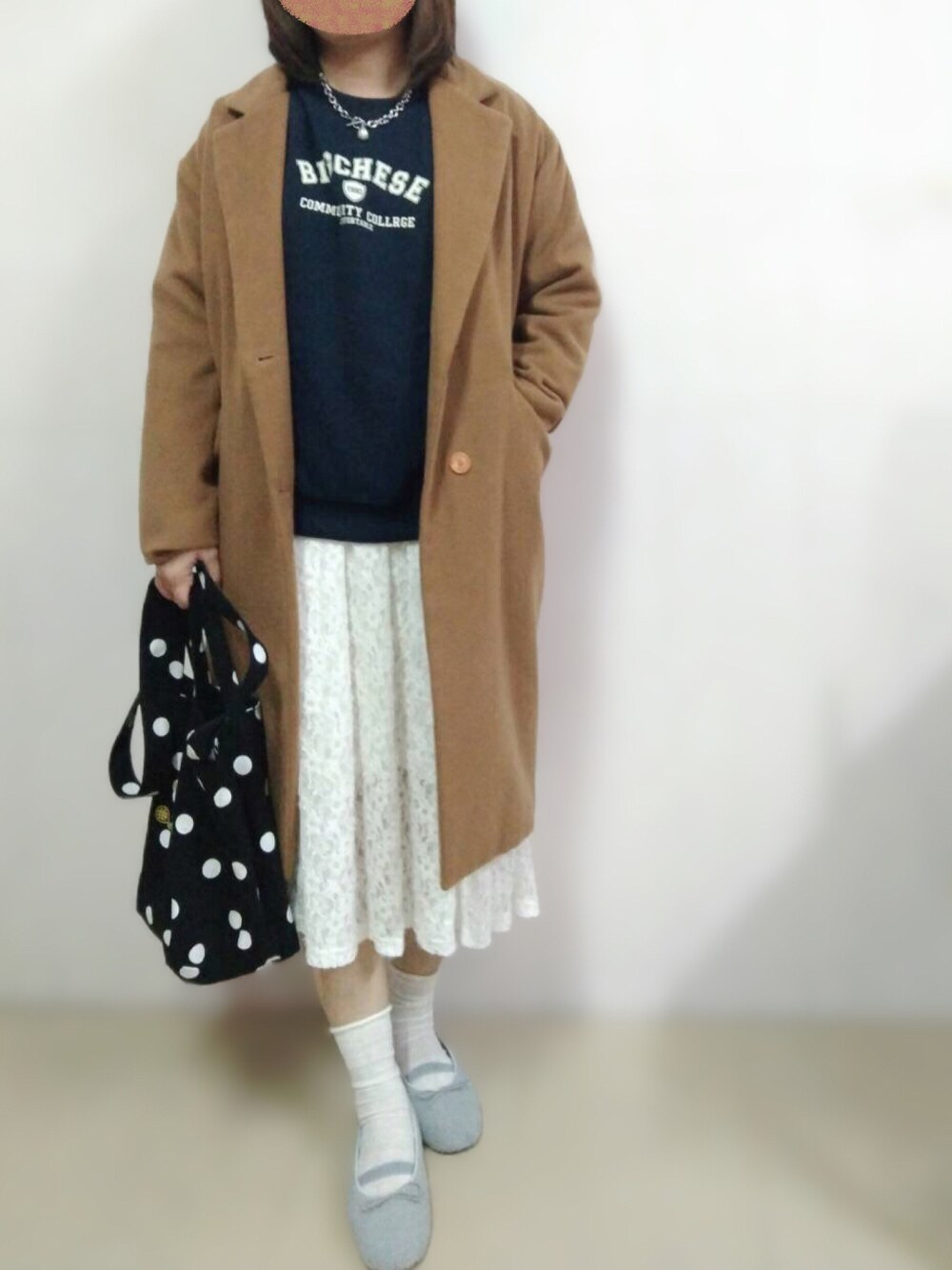 「おでかけコーデ、休日スタイル、カジュアルコーデ、大人かわいい、大人カジュアル、今日のコーデ、コート、レース、ootd」｜「koreaのアイテム（スウェット、ブルー系）」を使った、Claire Tsaiさん（レディース・163cm）の冬コーディネートの1枚目の写真