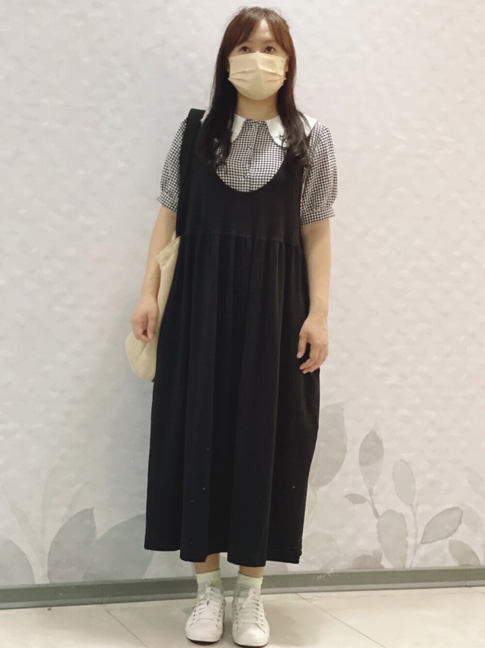 「カジュアル、スニーカーコーデ、ootd、チェック、outfit」｜「no brandのアイテム（ワンピース/ドレス、ブラック系）」を使った、Claire Tsaiさん（レディース・163cm）の春コーディネートの1枚目の写真