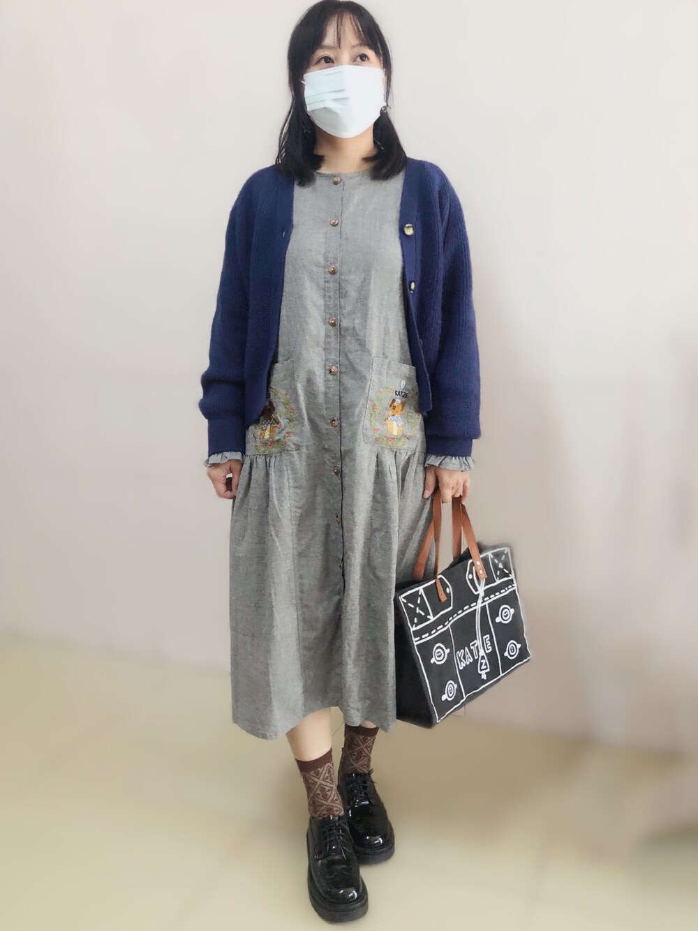 「ootd、洋裝、古着MIX、復古、oversize、冬コーデ、女人味」｜「KATZEのアイテム（シャツワンピース、グレー系）」を使った、Claire Tsaiさん（レディース・163cm）の冬コーディネートの1枚目の写真