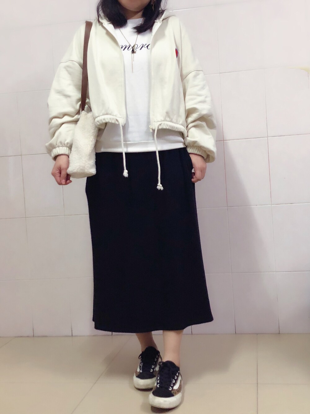 「ootd、街頭穿搭、休閒、白T、黑白搭配、新年一発目、日系休闲、球鞋」｜「VANSのアイテム（スニーカー、その他）」を使った、Claire Tsaiさん（レディース・163cm）の冬コーディネートの1枚目の写真