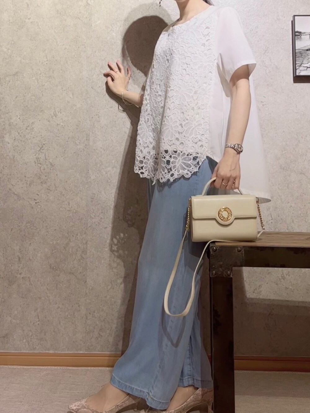 「ヴィンテージバッグ、レーストップス、シアートップス、Tシャツ、ブラウス、オケージョン、アラフォー、アラサー、デニムパンツ、デニム」｜「HANAE MORIのアイテム（ショルダーバッグ、ベージュ系）」を使った、J&marmie fukuokaさん（レディース・163cm）の春コーディネートの1枚目の写真