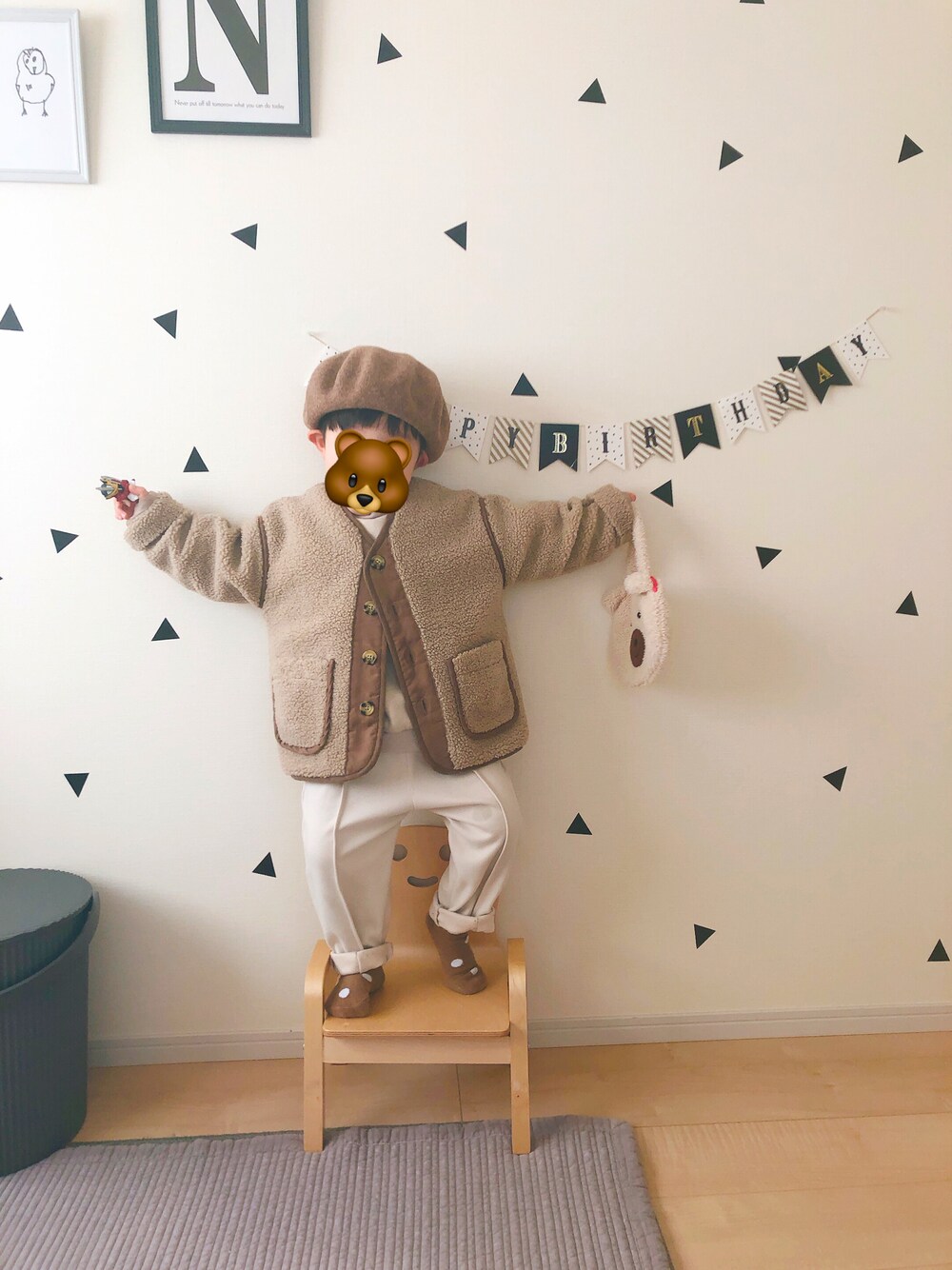 「男の子コーデ、プチプラ、ホワイトコーデ、ベージュコーデ、4歳、100cm、ベレー帽、ボア」｜「GLOBAL WORKのアイテム（ハンチング/ベレー帽、ブラウン系）」を使った、ちょたさん（キッズ・100cm）の冬コーディネートの1枚目の写真