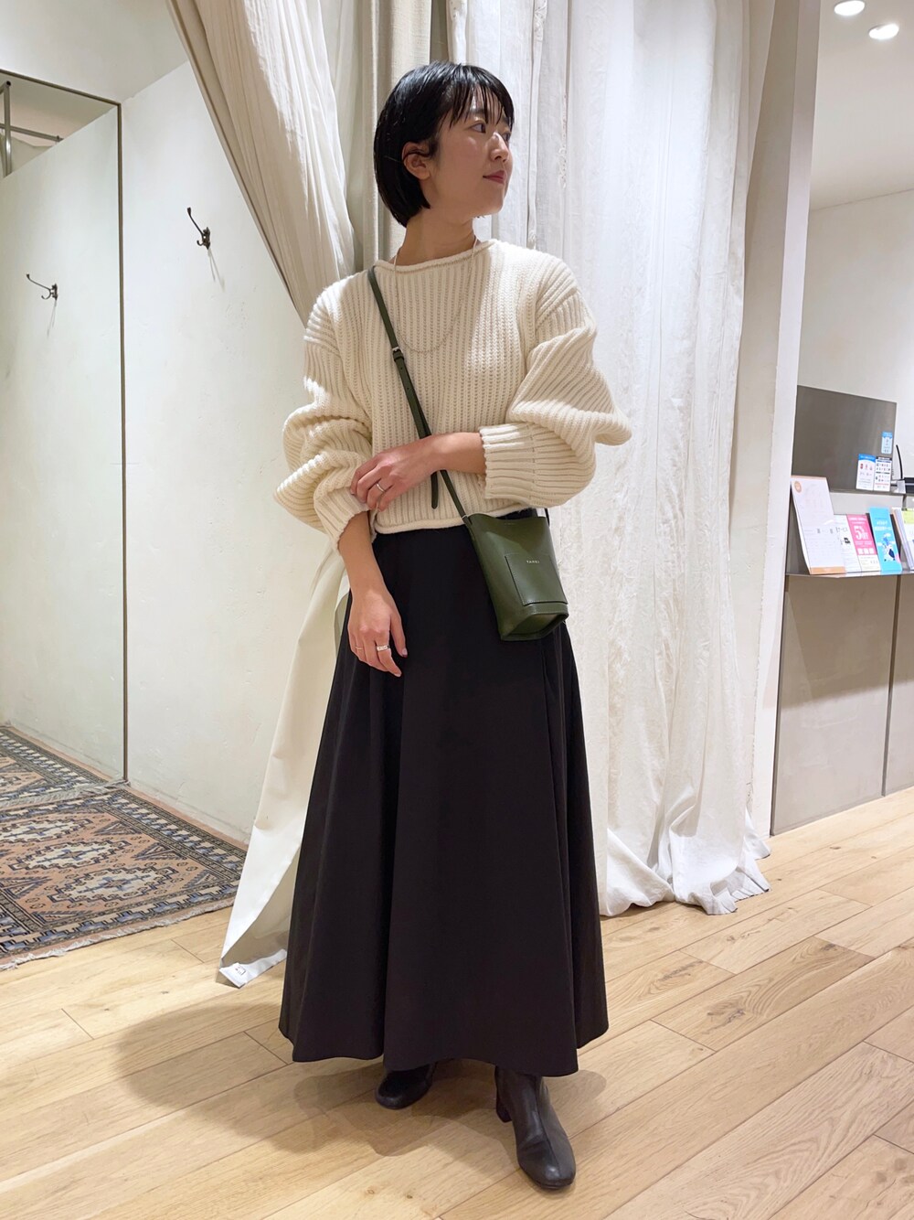 「シンプルスタイル、きれいめカジュアル、着回しコーデ、ショート丈ニット、ニット、フレアスカート、ロングスカート、ブーツ、大人コーデ、SHENERY、冬コーデ」｜「SHENERYの畦編みショートニットプルオーバー（ニット/セーター、ホワイト系）」を使った、KOSUGI_162cmさん（レディース・162cm）の冬コーディネートの1枚目の写真