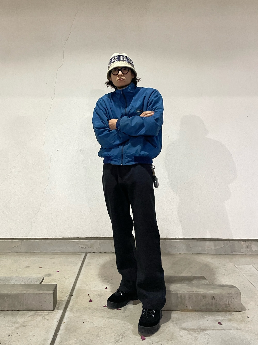 「vintage、クラッシャーハット、マウンテンブーツ、NIKE、NIKElahar、LL.Bean」｜「L.L.Beanのアイテム（ナイロンジャケット、ブルー系）」を使った、フクダさん（メンズ・175cm）の冬コーディネートの1枚目の写真