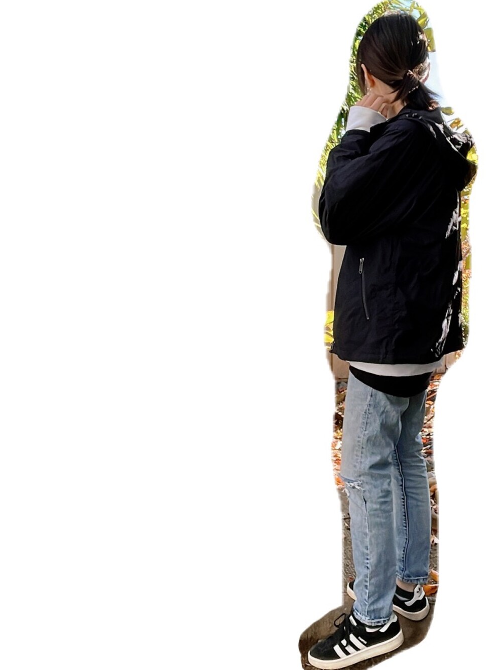 「カジュアル、シンプル、Levi's、スニーカー、adidas」｜「THE NORTH FACEのアイテム（ジャケット/アウター、ブラック系）」を使った、Sakuさん（レディース・164cm）の秋コーディネートの1枚目の写真