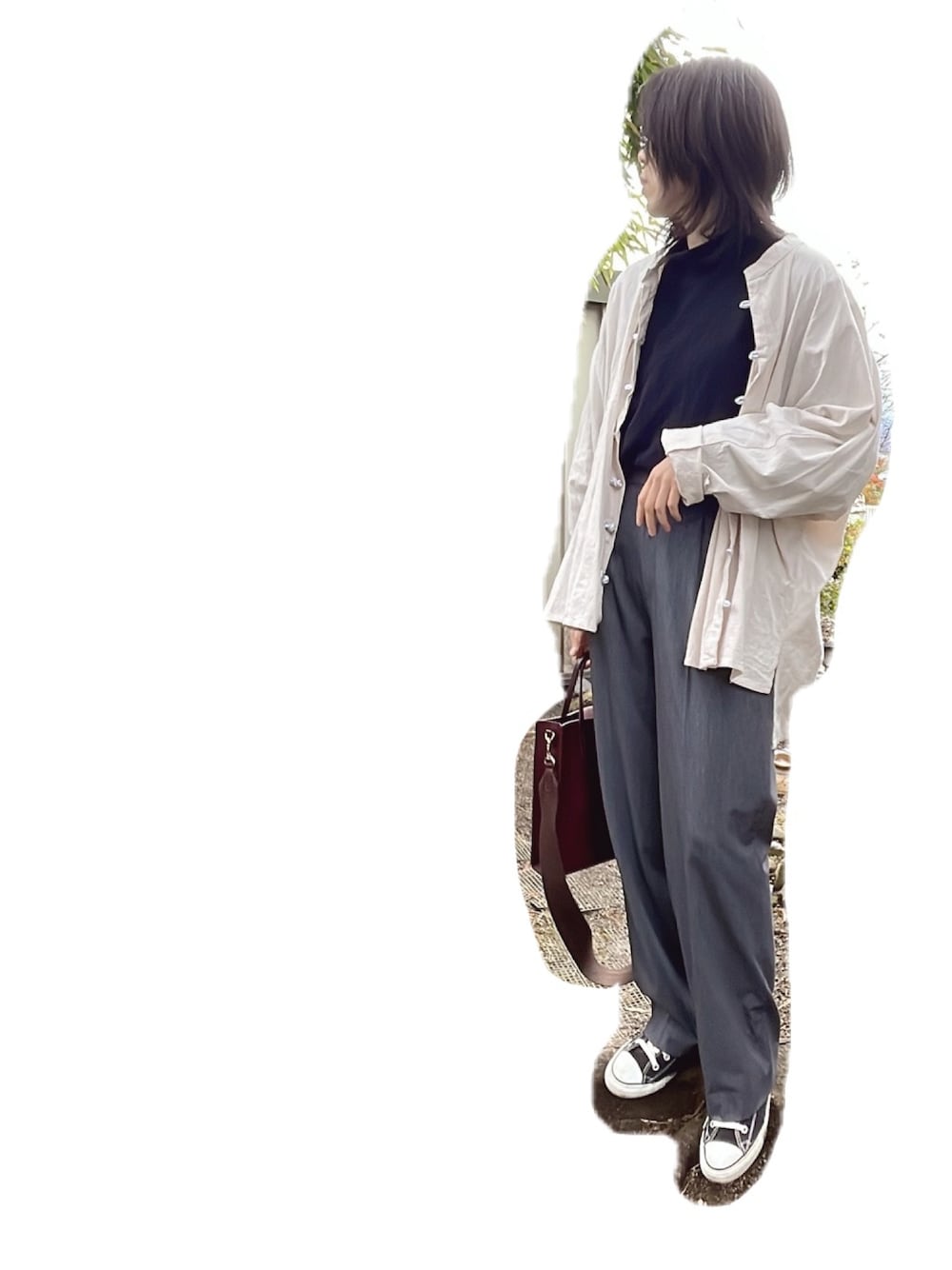 「休日スタイル、シンプル、チャイナシャツ、ワイドパンツ、スニーカー、converse、イヤリング」｜「hito hiraのアイテム（イヤリング、その他）」を使った、Sakuさん（レディース・164cm）の冬コーディネートの1枚目の写真