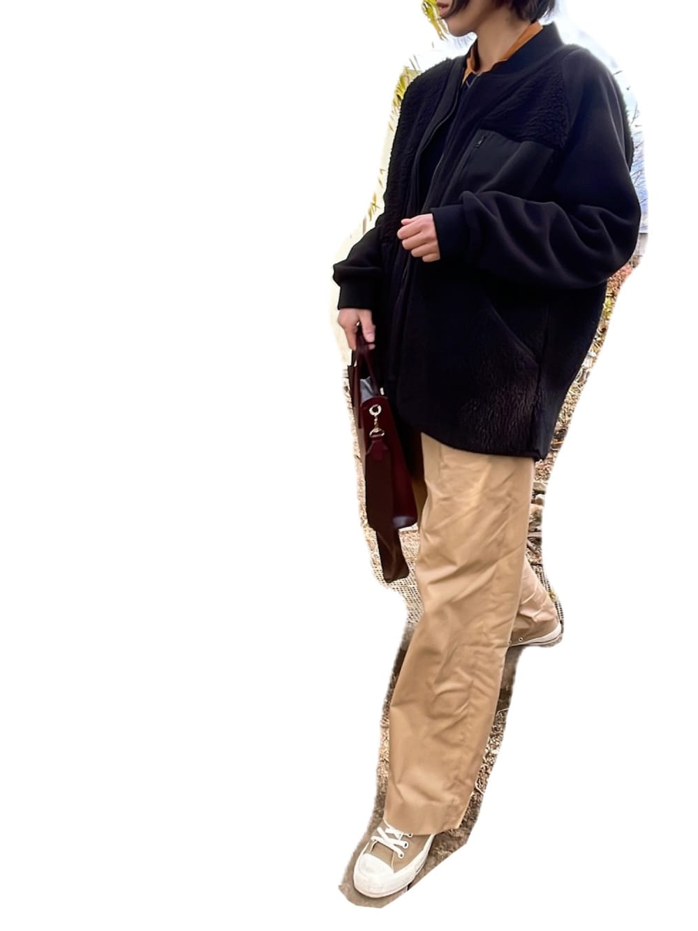 ブラック系のジャケット/アウター、ベージュ系のチノパンツ、ブラウン系のシャツ/ブラウスを着用したレディースの冬コーディネートの1枚目の写真