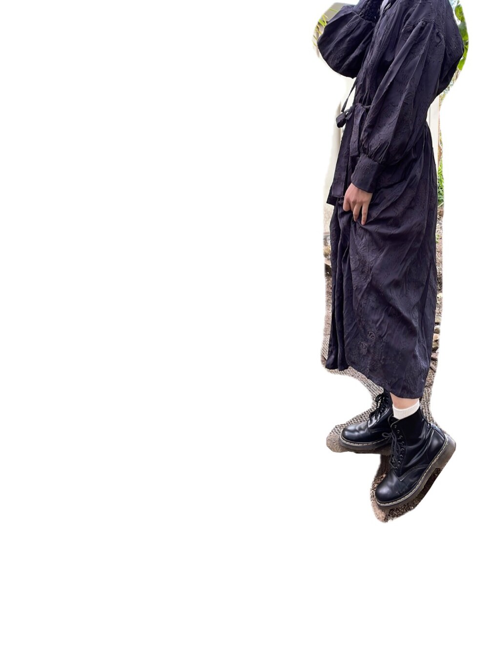 「ワンピース、シンプル、ブラック、ブラックコーデ、Dr.Martens、mede19f」｜「MEDE19FのＭＥＤＥ１９Ｆ　カットジャカード素材のガウンワンピース（ワンピース、ブラック系）」を使った、Sakuさん（レディース・164cm）の秋コーディネートの1枚目の写真