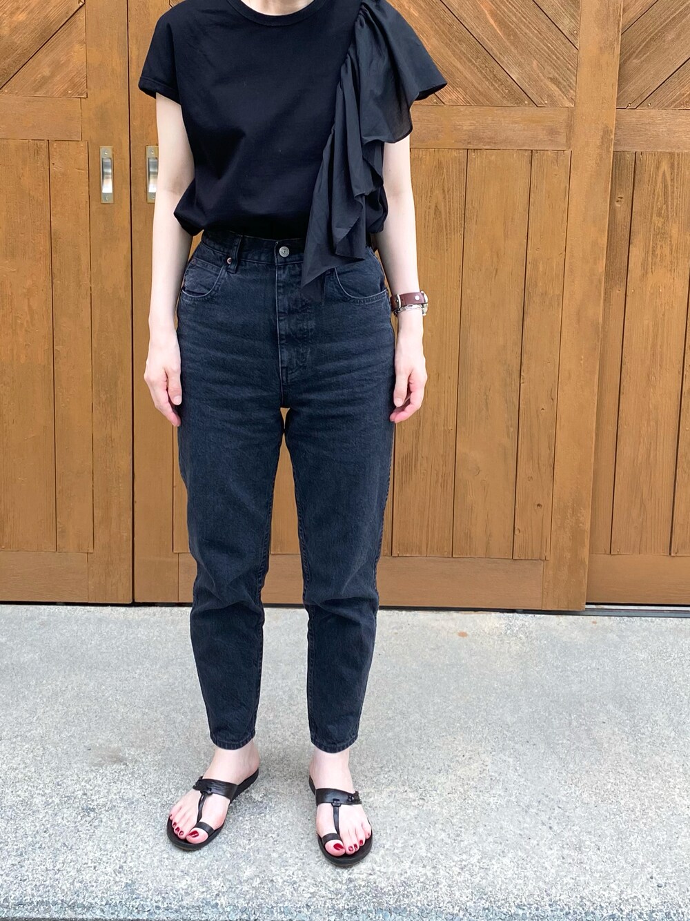 「夏コーデ、シンプルコーデ、休日スタイル、大人カジュアル、ワントーンコーデ、サマーブラック、オールブラック、ootd」｜「THE SHINZONEのShinzone CARROT DENIM 19SMSPA68（デニムパンツ、ブラック系）」を使った、u.さん（レディース・158cm）の夏コーディネートの1枚目の写真