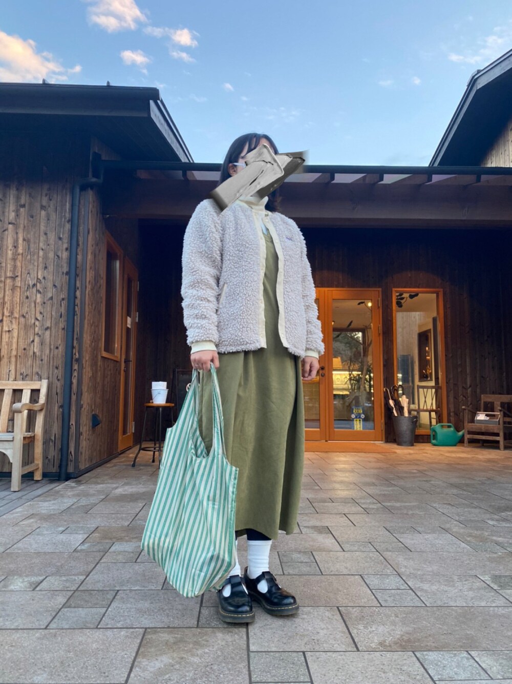 「休日コーデ、シンプルスタイル、ゆるコーデ、プチプラ、patagonia、A.P.C.、Dr.Martens」｜「A.P.C.のアイテム（エコバッグ/サブバッグ、グリーン系）」を使った、サトウさん（レディース・160cm）の冬コーディネートの1枚目の写真