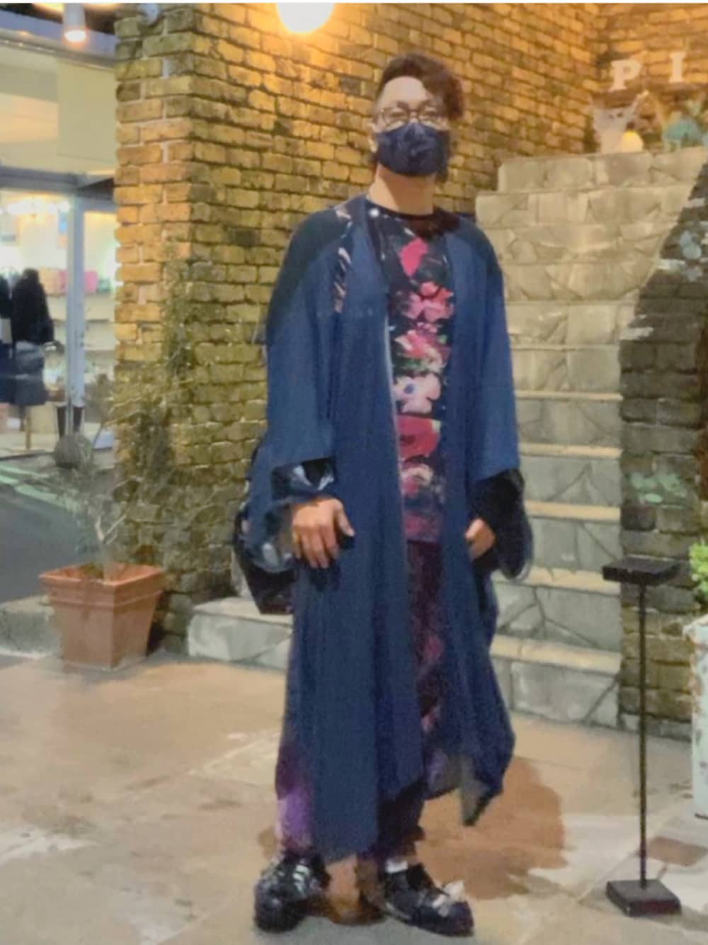 ブルー系のトップス、その他のパンツ、ブラック系のスニーカーを着用したメンズの秋コーディネートの1枚目の写真