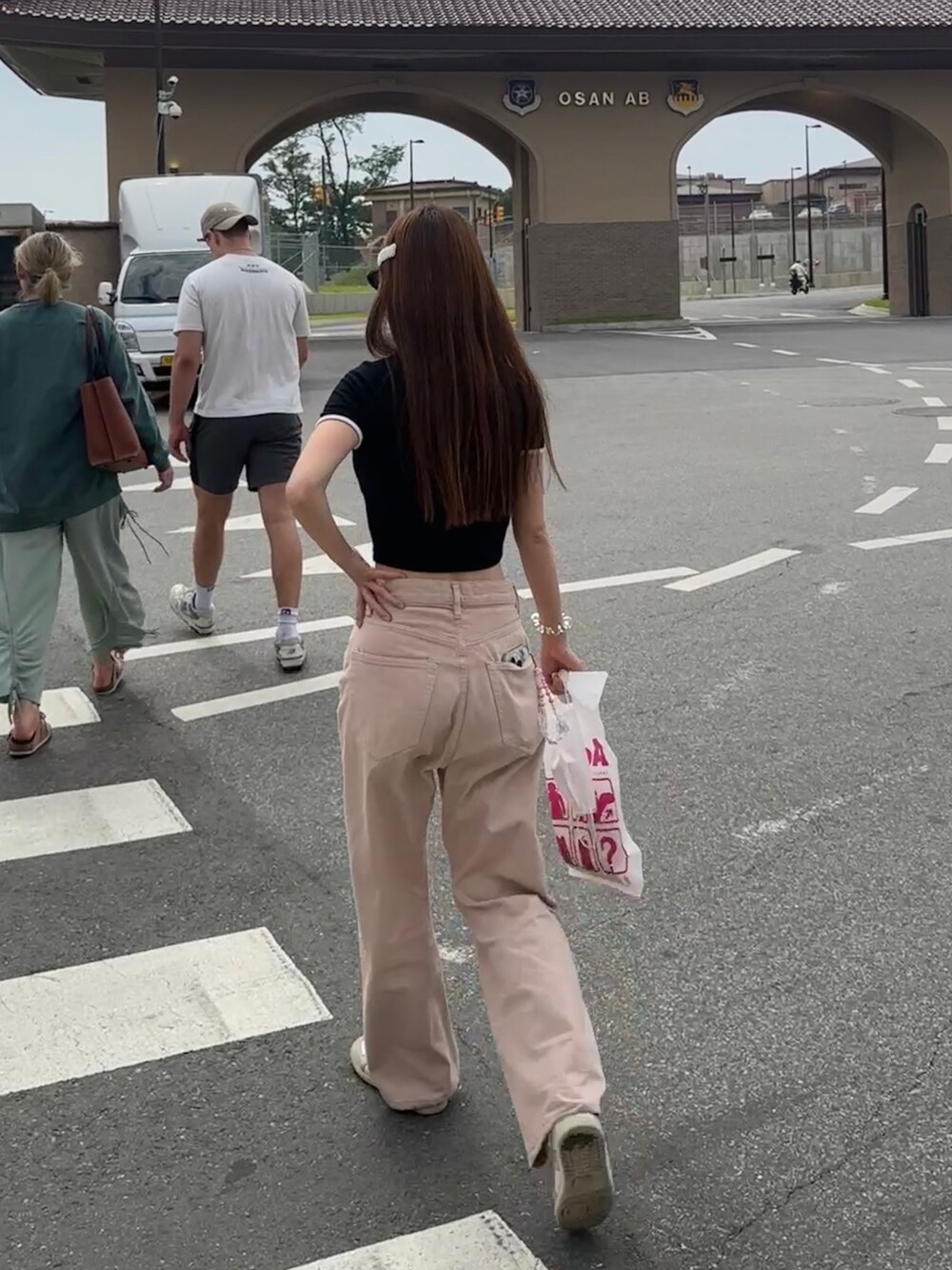 「楽チンコーデ、休日スタイル、AURALEE、Chanel sunglasses、韓国ファッション、韓国コーデ」｜「AURALEEのアイテム（デニムパンツ、ピンク系）」を使った、chieさん（レディース・160cm）の秋コーディネートの1枚目の写真