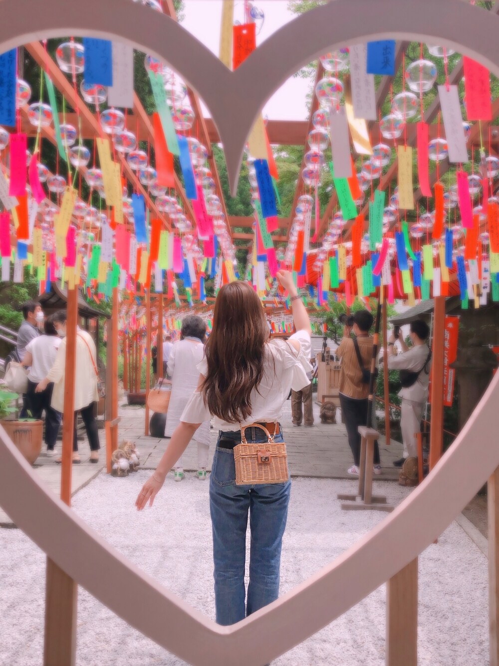 「夏、リラックススタイル、ootd、Tシャツ/カットソー、ミニバッグ、かごバッグ、低身長コーデ」｜「MOUSSYのGBL MV STRAIGHT FLARE（デニムパンツ、ブルー系）」を使った、なちょんさん（レディース・150cm）の夏コーディネートの1枚目の写真