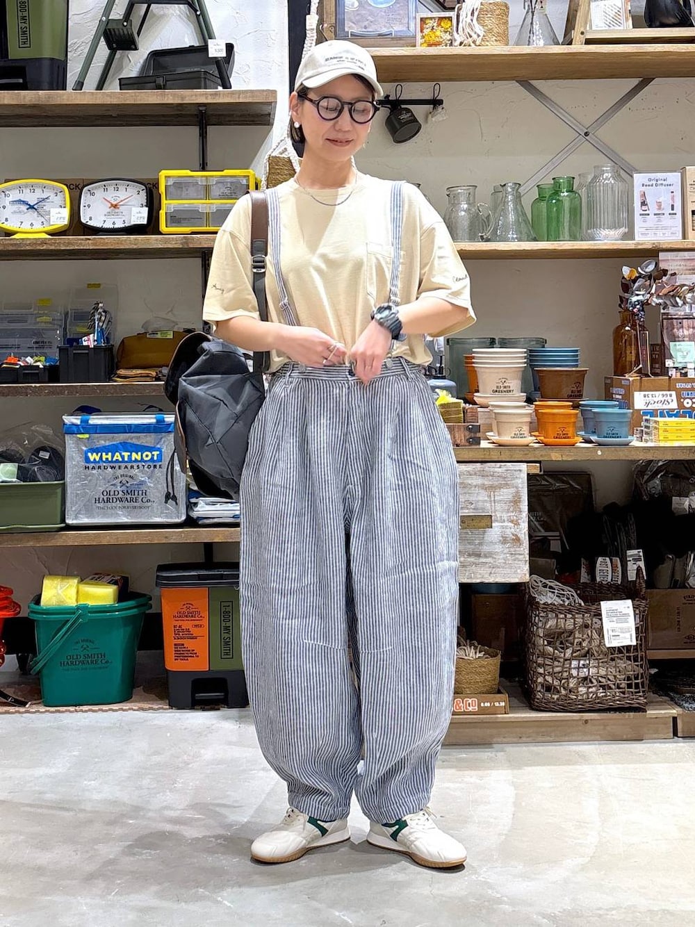 「高身長、ゆったり、ママコーデ、niko and ...、大人カジュアル、カジュアル、ナチュラル、Tシャツ、リネン・透けアイテム、サロペット、スニーカー、キャップ、メガネ、黒縁メガネ、ピアス」｜「niko and...のSilver925 角リング（リング、グレー系）」を使った、yaritaさん（レディース・166cm）の春コーディネートの1枚目の写真