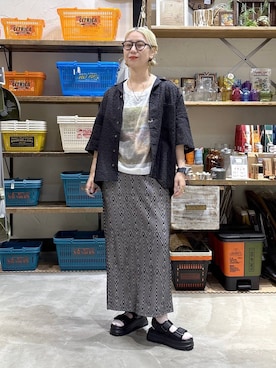 「niko and...（ニコアンド）の[MODE NORM CORE] エンブロオープンカラーシャツ（シャツ/ブラウス、ブラック系）」を使った、yaritaさん（レディース・166cm）の春コーディネート