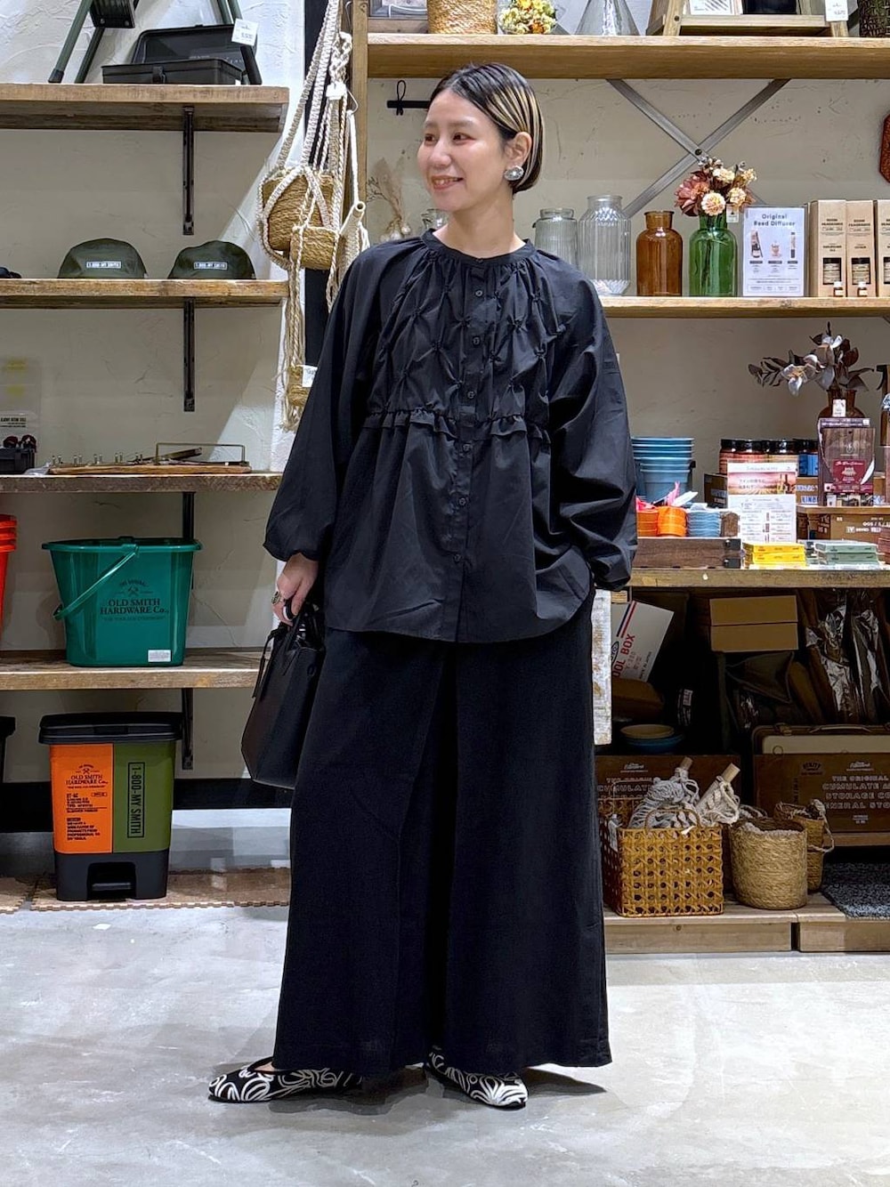 「高身長、ゆったり、ママコーデ、niko and ...、大人カジュアル、ブラウス、パンツ、ウエストゴム、フラットシューズ、バッグ、トートバッグ、ブラックコーデ、ピアス、リング、春コーデ」｜「niko and...のSilver925 横長リング（リング、グレー系）」を使った、yaritaさん（レディース・166cm）の春コーディネートの1枚目の写真