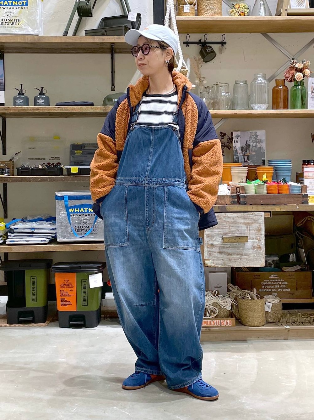 「高身長、ゆったり、ママコーデ、niko and ...、大人カジュアル、メンズライク、ジャケット、冬アウター、サロペット、NKJコーデ_niko and ...、ロンT、キャップ、サングラス、スニーカー、春コーデ」｜「niko and...のSilver925 ラインリング（リング、グレー系）」を使った、yaritaさん（レディース・166cm）の冬コーディネートの1枚目の写真