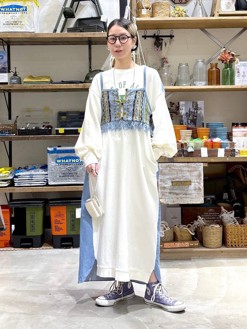 ホワイト系のワンピース、ブルー系のその他トップス、グレー系のリングを着用したレディースの冬コーディネートの1枚目の写真