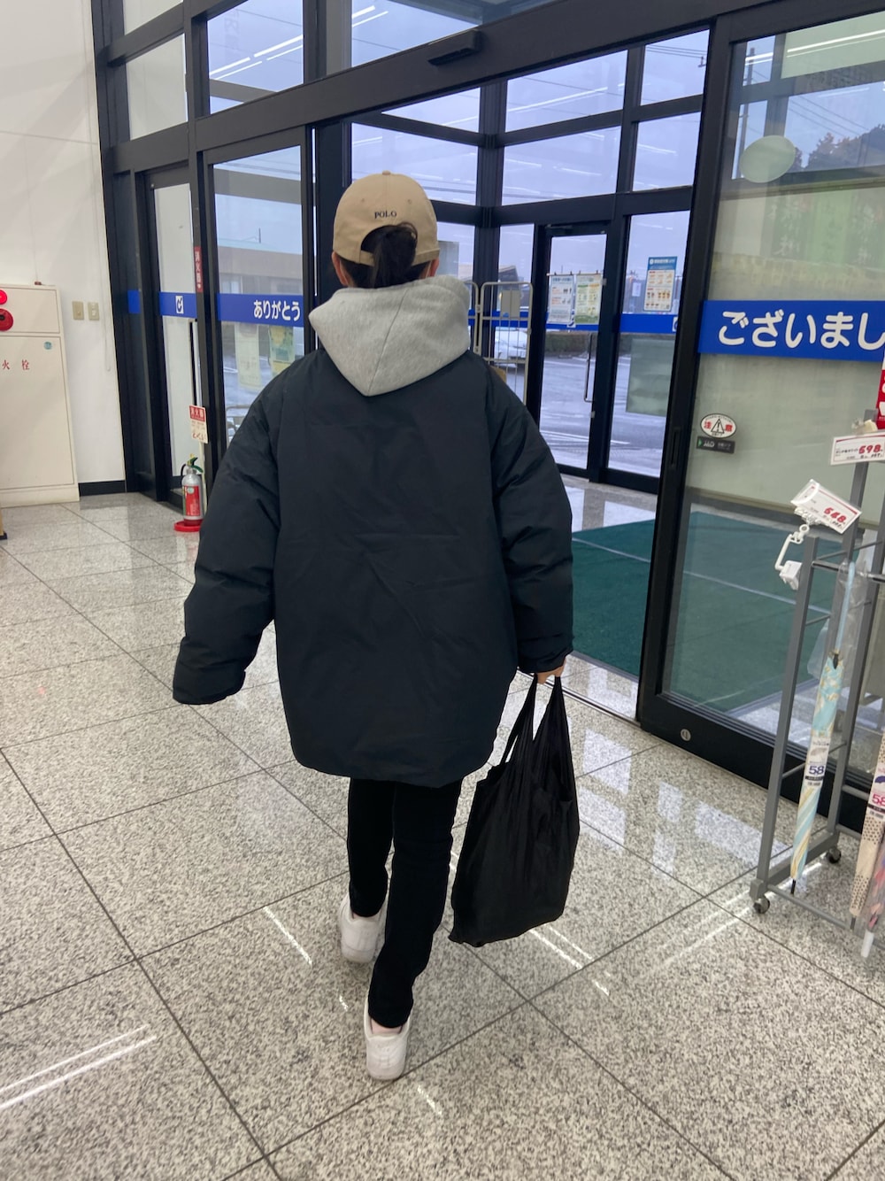 「ドラッグストア、シンプルコーデ、あったかコーデ、エアフォースワン、ラルフローレンキャップ」｜「patagoniaのPatagonia P-6 Logo Uprisal Printed Mélange Fleece-Back Jersey Hoodie（スウェット、グレー系）」を使った、立川さんさん（レディース・160cm）の冬コーディネートの1枚目の写真