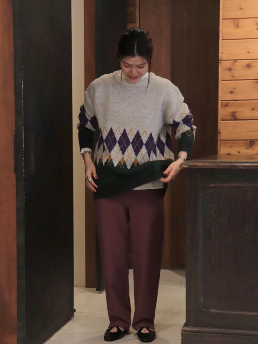 「パンプス、カジュアル、ピンク、ベージュ、冬コーデ、レイヤードスタイル、大人カジュアル、メンズライク、パンツスタイル、ootd、秋服、低身長、アーガイル柄、ニット/セーター、ゆるコーデ」｜「NOMBRE IMPAIRのガス強撚フライス　ハイネックP/O（Tシャツ/カットソー、ホワイト系）」を使った、kamata.さん（レディース・158cm）の秋コーディネートの1枚目の写真