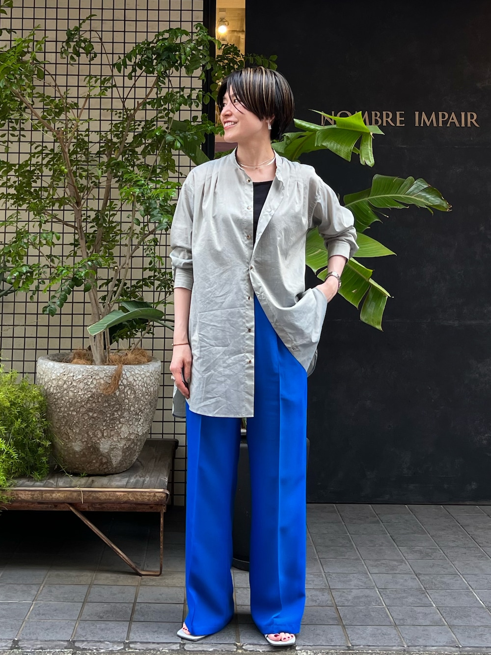 「オトナ女子、着回しコーデ、大人カジュアル、ootd、カラーコーデ、メンズライク、シアーシャツ、ブルー、カジュアル、サンダル、パンツスタイル」｜「FIL DE FERの玉虫ローン　ロングシャツ（シャツ/ブラウス、グリーン系）」を使った、kamata.さん（レディース・158cm）の夏コーディネートの1枚目の写真