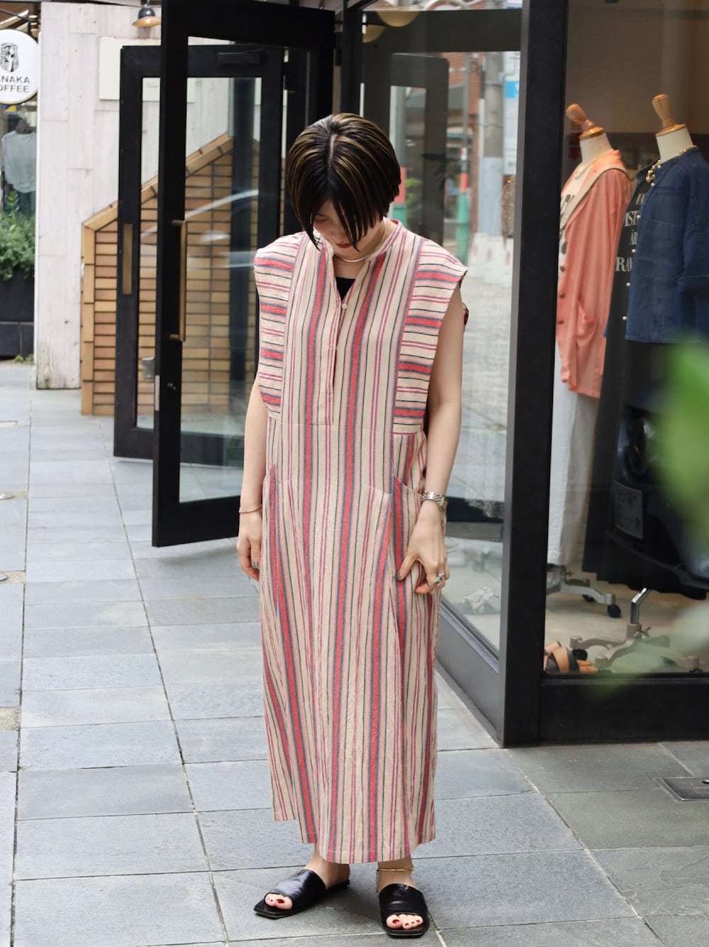 「シンプルコーデ、ラクチンコーデ、大人かわいい、オトナカジュアル、ワンピーススタイル、ロングワンピース、ストライプ、夏コーデ、サンダル、オトナ女子、ナチュラル、リラックススタイル、ブラック」｜「NOMBRE IMPAIRのマルチストライプ　スタンドネックロングワンピース（ワンピース、レッド系）」を使った、kamata.さん（レディース・158cm）の夏コーディネートの1枚目の写真