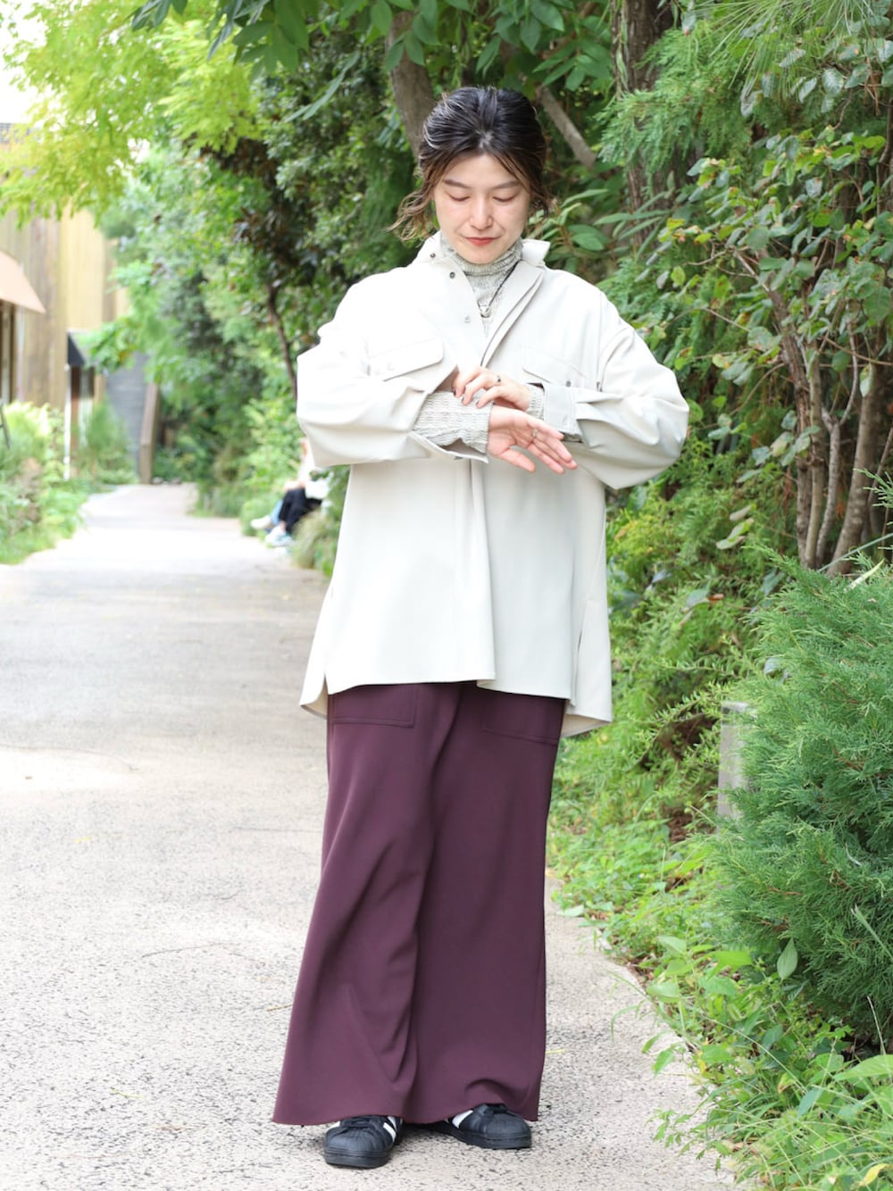 ベージュ系のシャツ/ブラウス、ホワイト系のTシャツ/カットソー、ブラウン系のスカートを着用したレディースの秋コーディネートの1枚目の写真