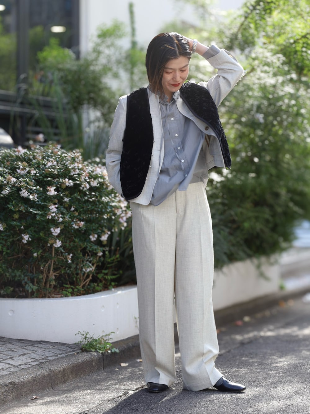 グレー系のシャツ/ブラウス、ブラック系のブルゾン、グレー系のノーカラージャケットを着用したレディースの秋コーディネートの1枚目の写真