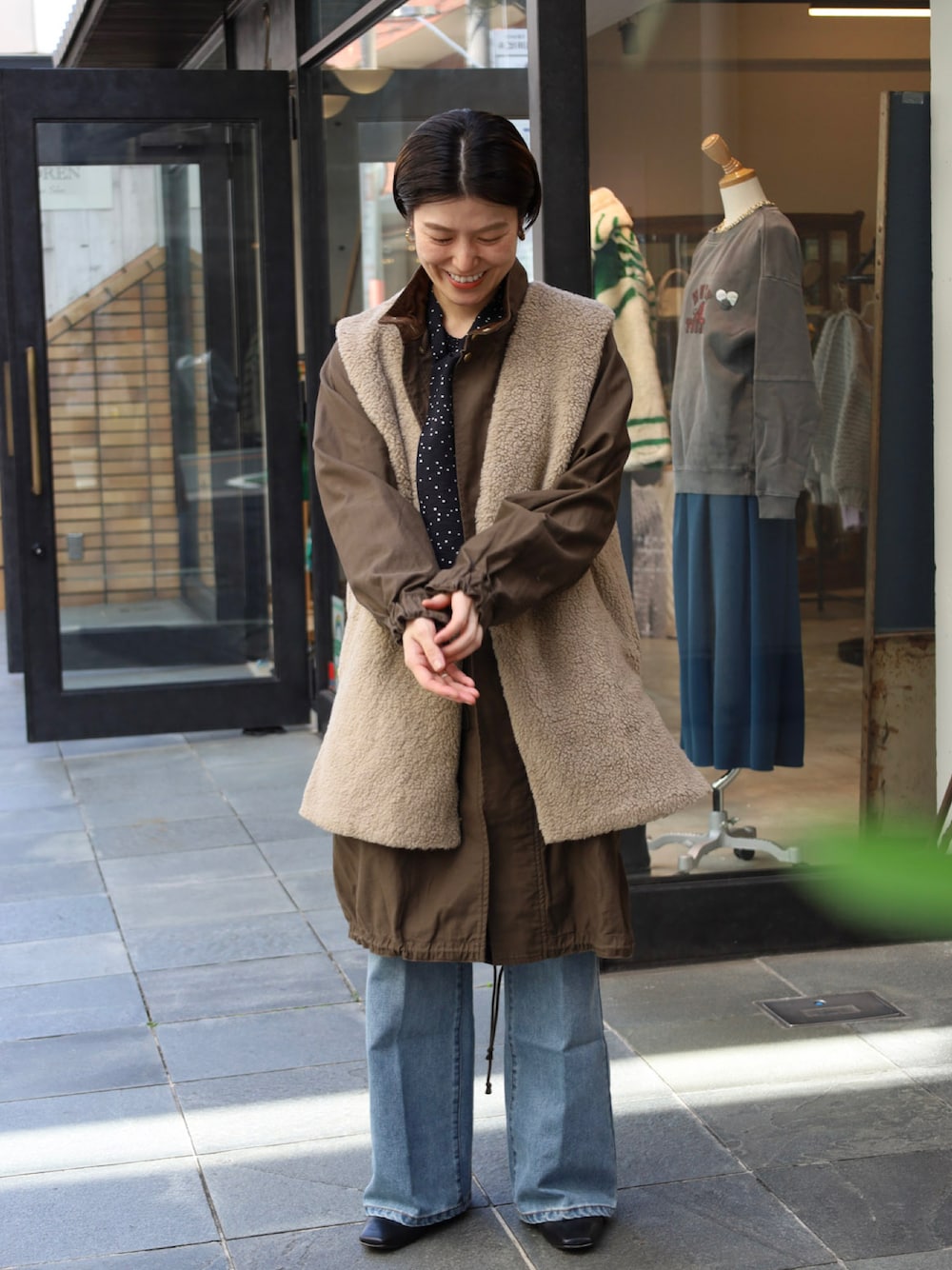 「秋服、カジュアル、パンツコーデ、袖ボリューム、アウター、ボアベスト、レイヤードスタイル、ミリタリー、デニムパンツ、ootd、カーキ、休日コーデ」｜「FIL DE FERの11.5ozデニム スッキリワイドパンツ（デニムパンツ、ブルー系）」を使った、kamata.さん（レディース・158cm）の秋コーディネートの1枚目の写真