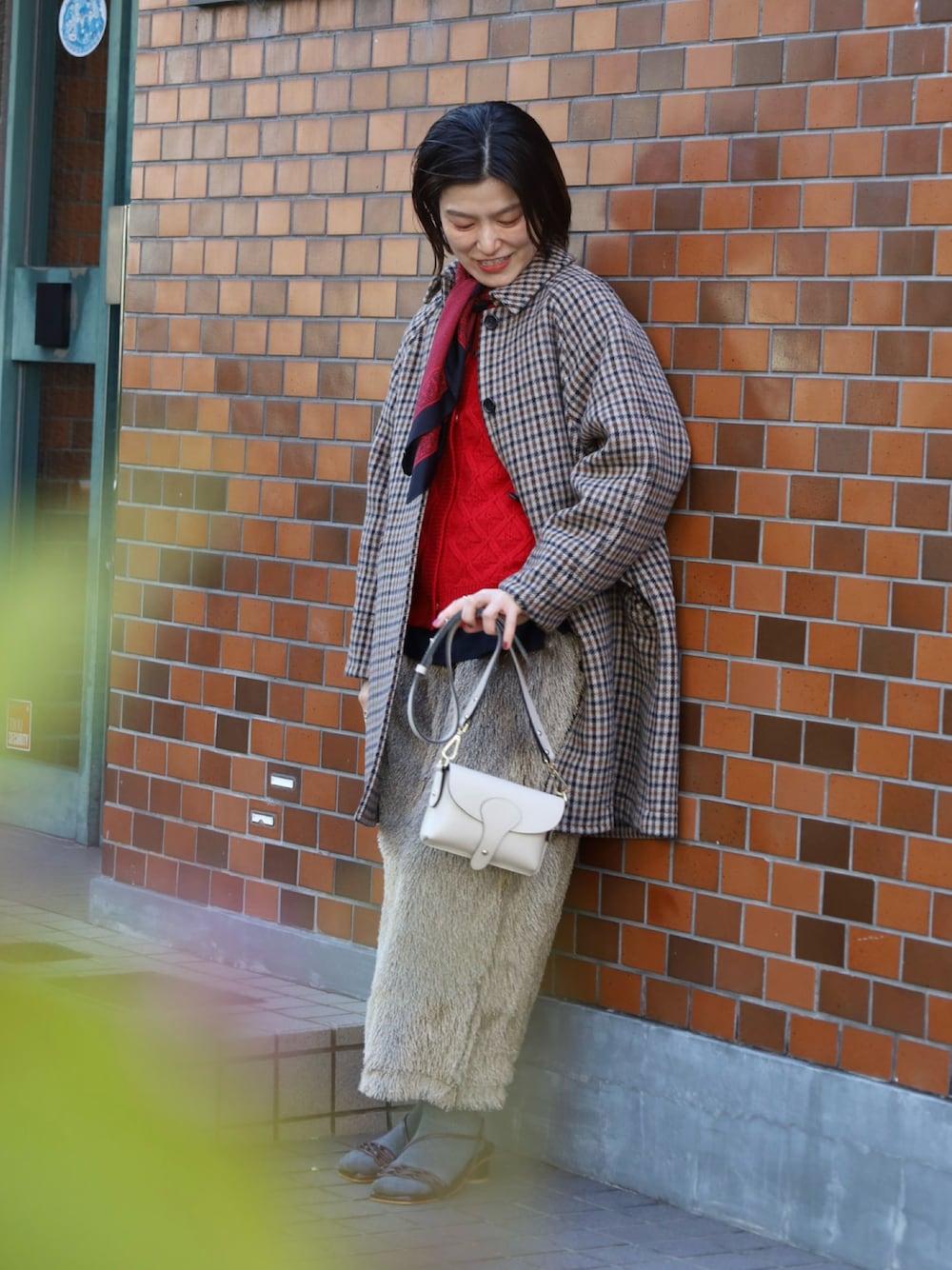 レッド系のカーディガン/ボレロ、ブラック系のシャツ/ブラウス、ベージュ系のその他アウターを着用したレディースの秋コーディネートの1枚目の写真