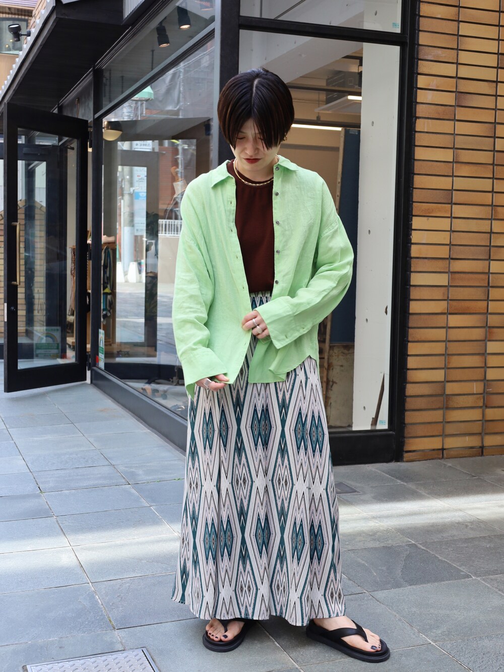 「ロングスカート、休日スタイル、春、ootd、春夏コーデ、リネンシャツ、カラーコーデ、今日のコーデ、オトナカジュアル、サンダルコーデ」｜「NOMBRE IMPAIRのブロックインレー　ノースリP/O（Tシャツ/カットソー、ブラウン系）」を使った、kamata.さん（レディース・158cm）の春コーディネートの1枚目の写真