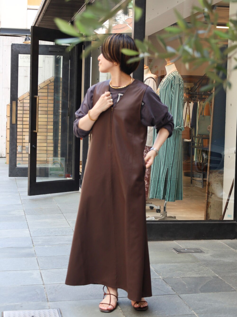 「大人カジュアル、オトナ女子、リラックススタイル、秋服準備はじめました、レイヤードスタイル、秋先取りコーデ、フェイクレザー、ワンピース、ブラウン、ロンT、ワントーンコーデ」｜「NOMBRE IMPAIRのフェイクレザー　Vネックジャンスカ（ジャンパースカート、ブラウン系）」を使った、kamata.さん（レディース・158cm）の夏コーディネートの1枚目の写真