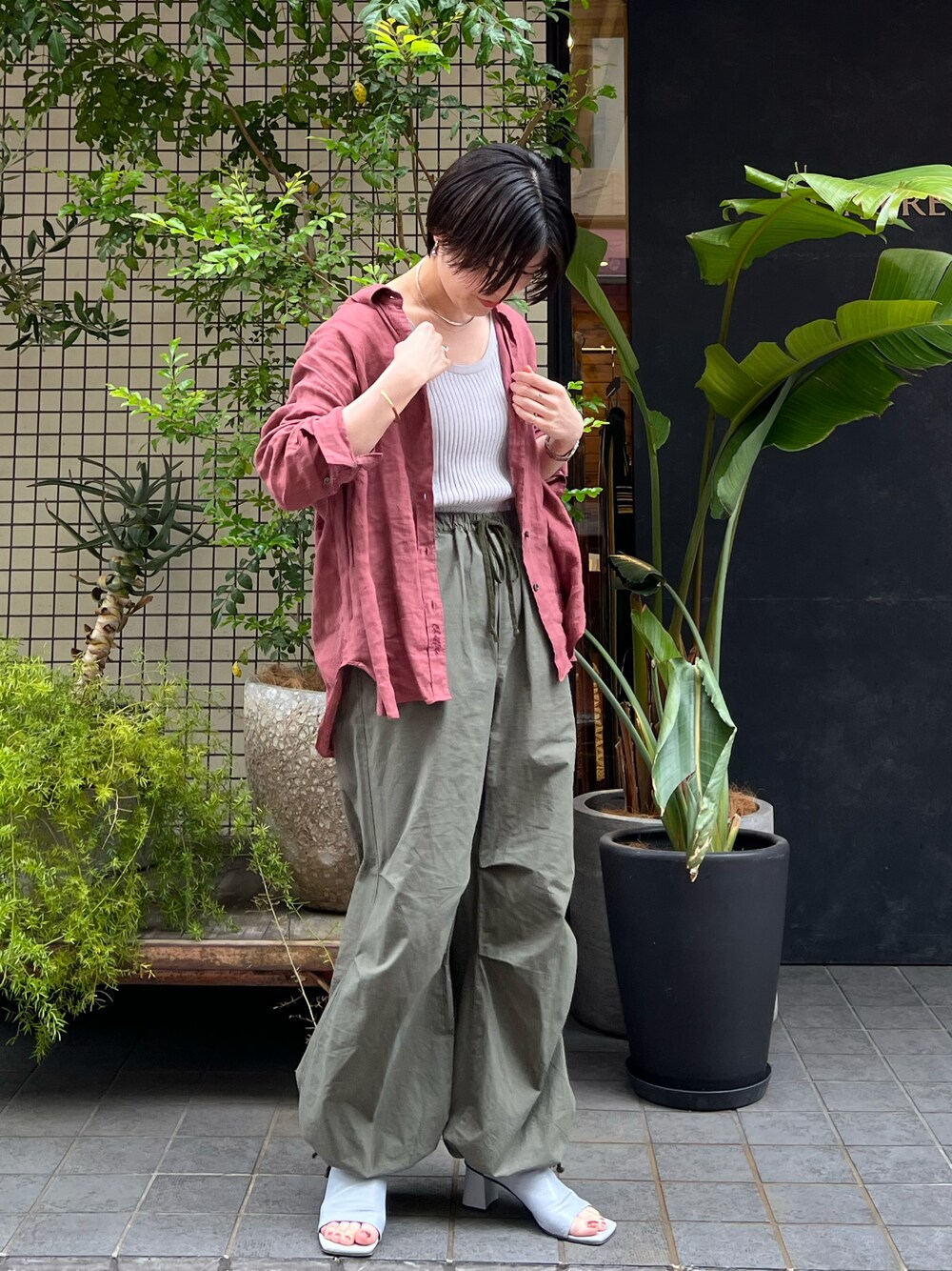 「休日スタイル、大人カジュアル、今日のコーデ、パンツ、大人女子、ootd、カーゴパンツ、リネンシャツ、サンダル、メンズライク」｜「NOMBRE IMPAIRのリネン製品染　ビッグシャツ（シャツ/ブラウス、ピンク系）」を使った、kamata.さん（レディース・158cm）の春コーディネートの1枚目の写真