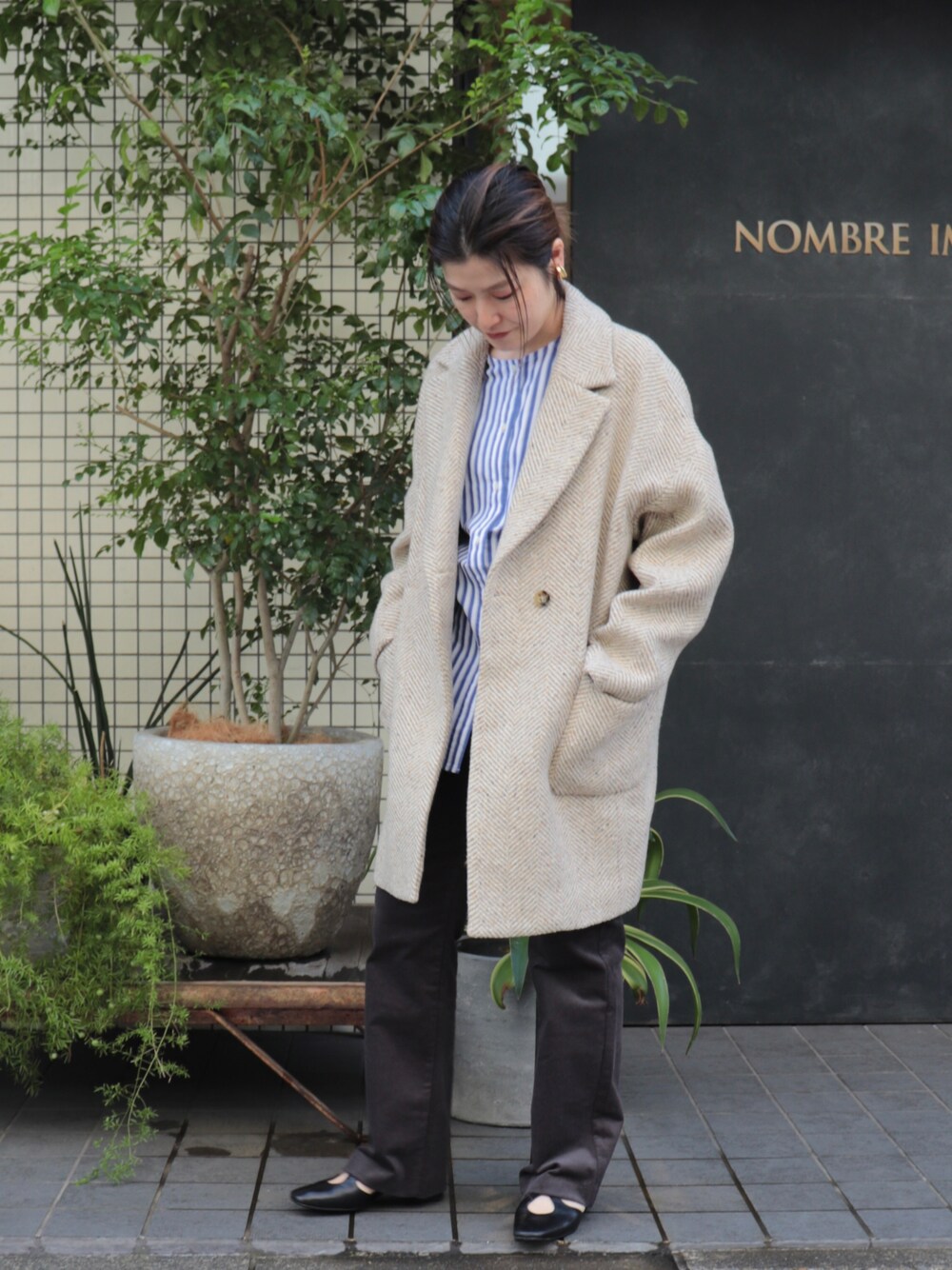 「ビッグシルエット、コーデュロイ、秋のコーデ、ストライプ、へリンボーン、オーバーサイズ、パンツスタイル、ootd、シンプルコーデ、ゆったりコーデ、秋服、オトナカジュアル、秋トレンド2021、コート、フレアパンツ」｜「rapiecageのボリュームTOPイヤリング（イヤリング、ゴールド系）」を使った、kamata.さん（レディース・158cm）の秋コーディネートの1枚目の写真