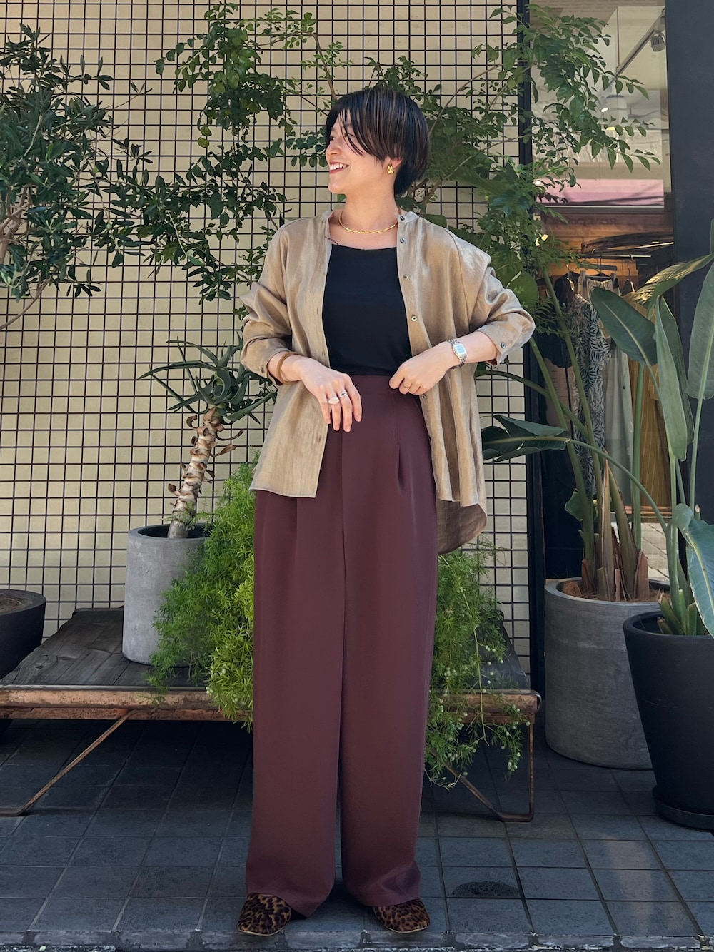 「秋カラー、秋コーデ、ゆるコーデ、着回しコーデ、ショートヘア、outfit、ワイドパンツ、ブラウン、レオパード、大人カジュアル、秋服準備はじめました」｜「FIL DE FERの二重織ポリエステル　クロスタックパンツ（その他パンツ、ブラウン系）」を使った、kamata.さん（レディース・158cm）の夏コーディネートの1枚目の写真