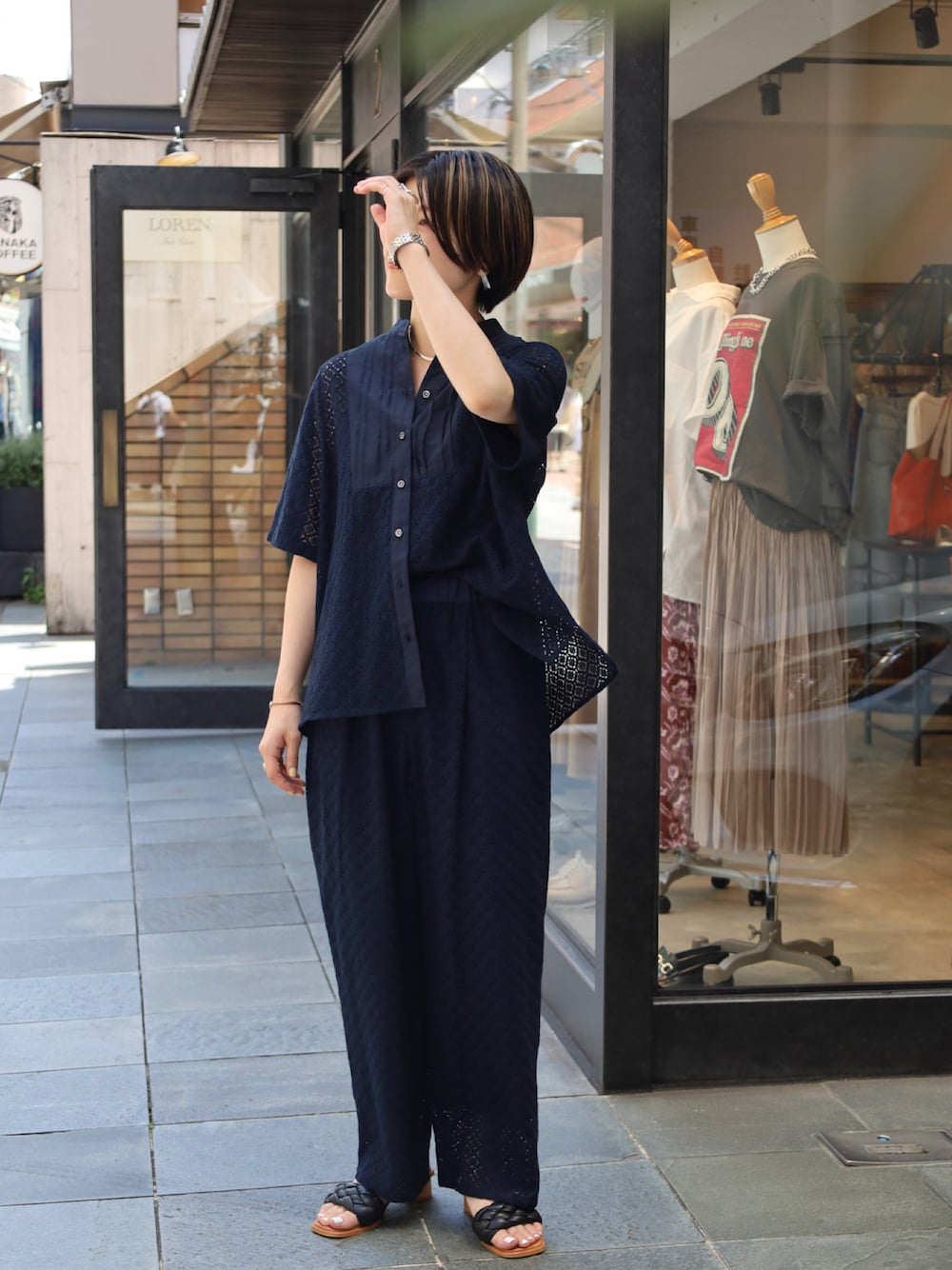 「大人カジュアル、ootd、シンプル、モノトーンコーデ、夏コーデ、パンツスタイル、サンダル、レース、セットアップ、ブラウス」｜「NOMBRE IMPAIRのオプティカルレース　イージータックパンツ（その他パンツ、ブルー系）」を使った、kamata.さん（レディース・158cm）の夏コーディネートの1枚目の写真