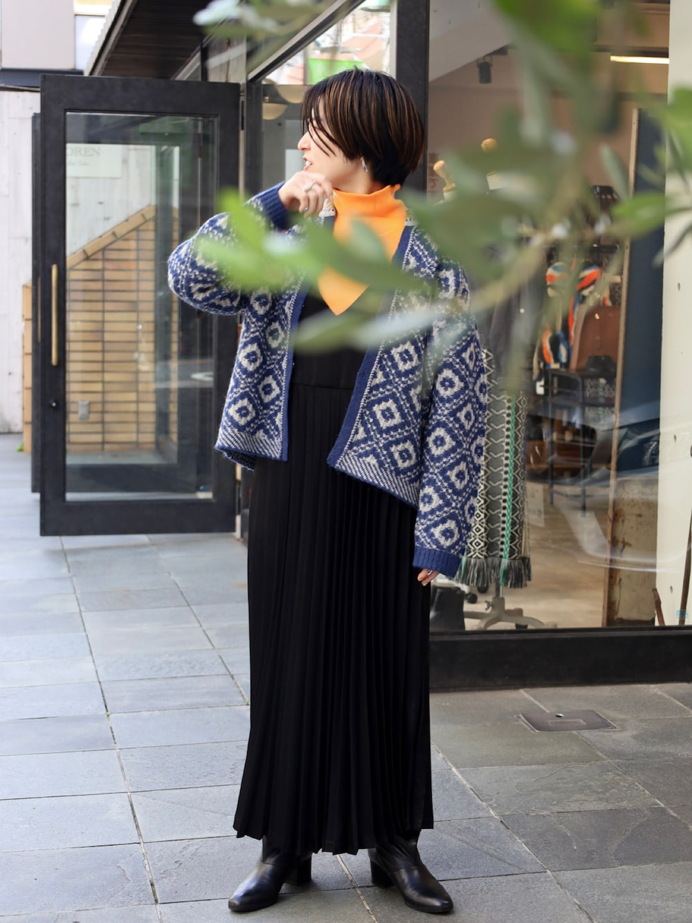 「大人カジュアル、秋服コーデ、秋、ワンピース、タートルネック、黒、カーディガン、ブーツ、オレンジ、キャミワンピース、休日コーデ」｜「NOMBRE IMPAIRのポリエステルサテン　プリーツキャミワンピース（ワンピース、ブラック系）」を使った、kamata.さん（レディース・158cm）の秋コーディネートの1枚目の写真