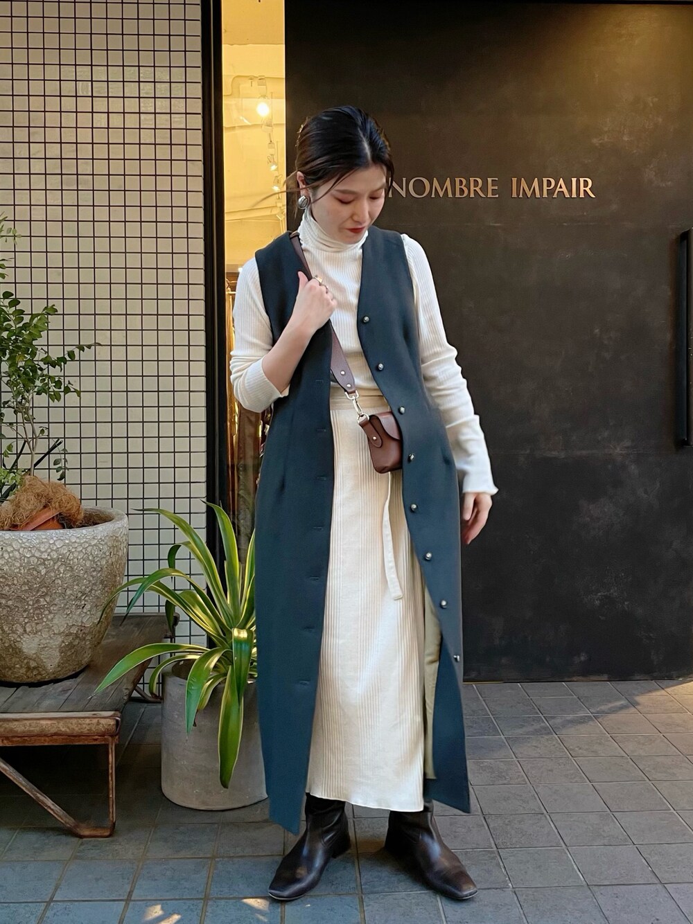「ブーツ、シンプル、ホワイト、秋のコーデ、レイヤードスタイル、タートルネック、キレイめ、きれいめカジュアル、ootd、ミニバッグ、秋服、ボディバッグ、今日のコーデ、ロングジレ、タイトスカート」｜「NOMBRE IMPAIRのFine Wool　ロングジャンスカ（ジャンパースカート、グレー系）」を使った、kamata.さん（レディース・158cm）の秋コーディネートの1枚目の写真