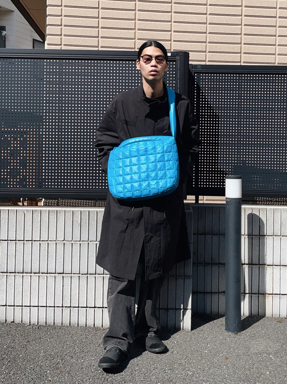 「ほめられ本命コーデ、春コーデ、サングラス、ロングコート、デニム、デニムパンツ、デニムコーデ、ショルダーバッグ、スニーカー、スニーカーコーデ、スリッポン、オールブラック、きれいめカジュアル、休日スタイル、ラフ」｜「Instagram koba052703📝のアイテム（その他、その他）」を使った、Takuya  Kobayashiさん（メンズ・176cm）の冬コーディネートの1枚目の写真