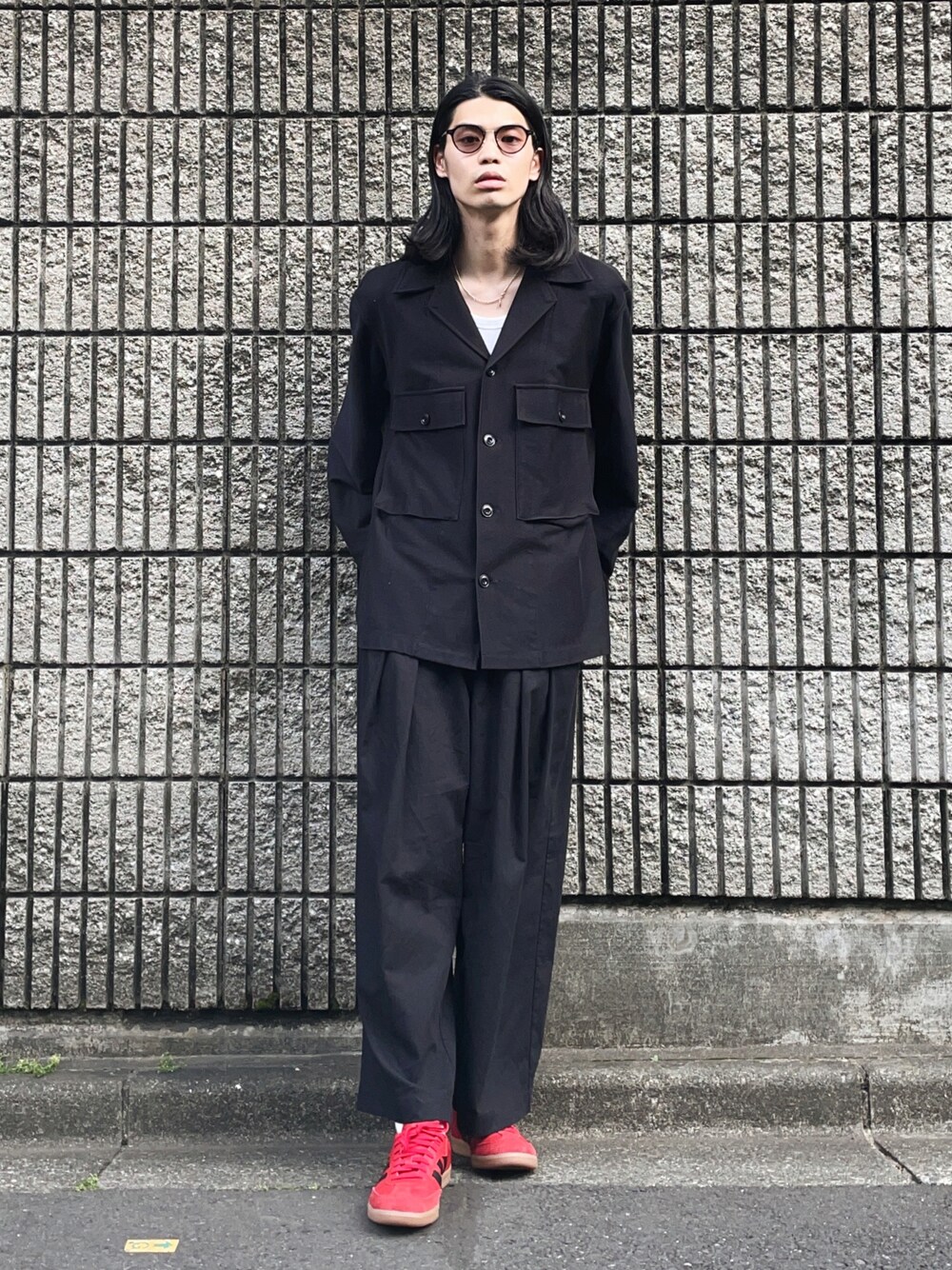 「サングラス、ジャケット、ジャケットスタイル、UNIQLO、UNIQLO U、ユニクロ、プチプラ、プチプラコーデ、ワイドパンツ、スニーカー、スニーカーコーデ、オールブラック、ワントーンコーデ、モード、シンプルコーデ」｜「Instagram koba052703📝のアイテム（その他、その他）」を使った、Takuya  Kobayashiさん（メンズ・176cm）の春コーディネートの1枚目の写真