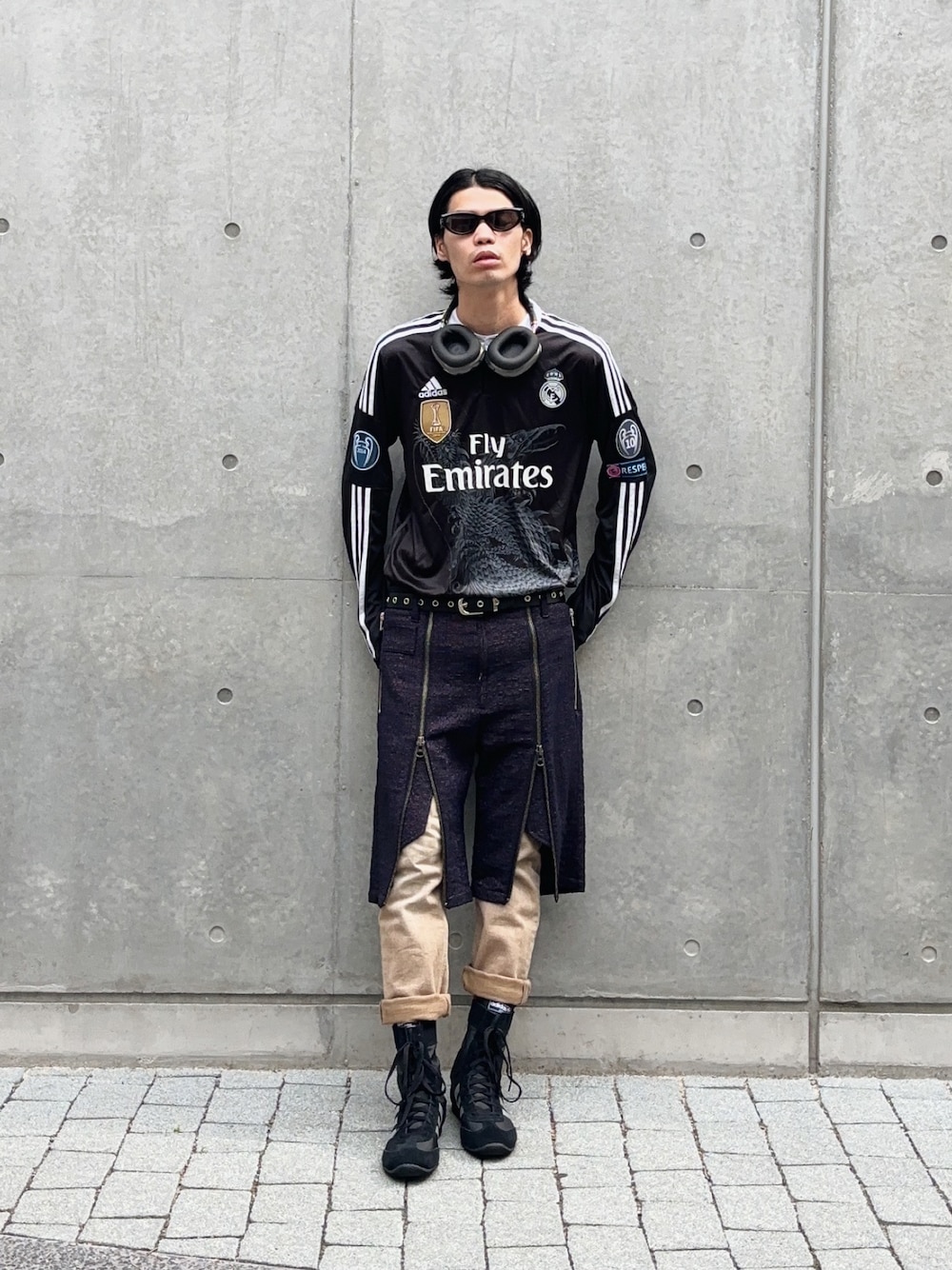 「サングラス、ユニフォーム、サッカーユニフォーム、レイヤードスタイル、レイヤード、ブーツ、モード、モードストリート、スポーツミックス、スポーティ、シンプルスタイル、ストリートコーデ、ラフ、ラフコーデ、古着MIX」｜「DAIRIKUの【DAIRIKU / ダイリク】Tweed A-11 Half Pants（その他パンツ、ブルー系）」を使った、Takuya  Kobayashiさん（メンズ・176cm）の春コーディネートの1枚目の写真