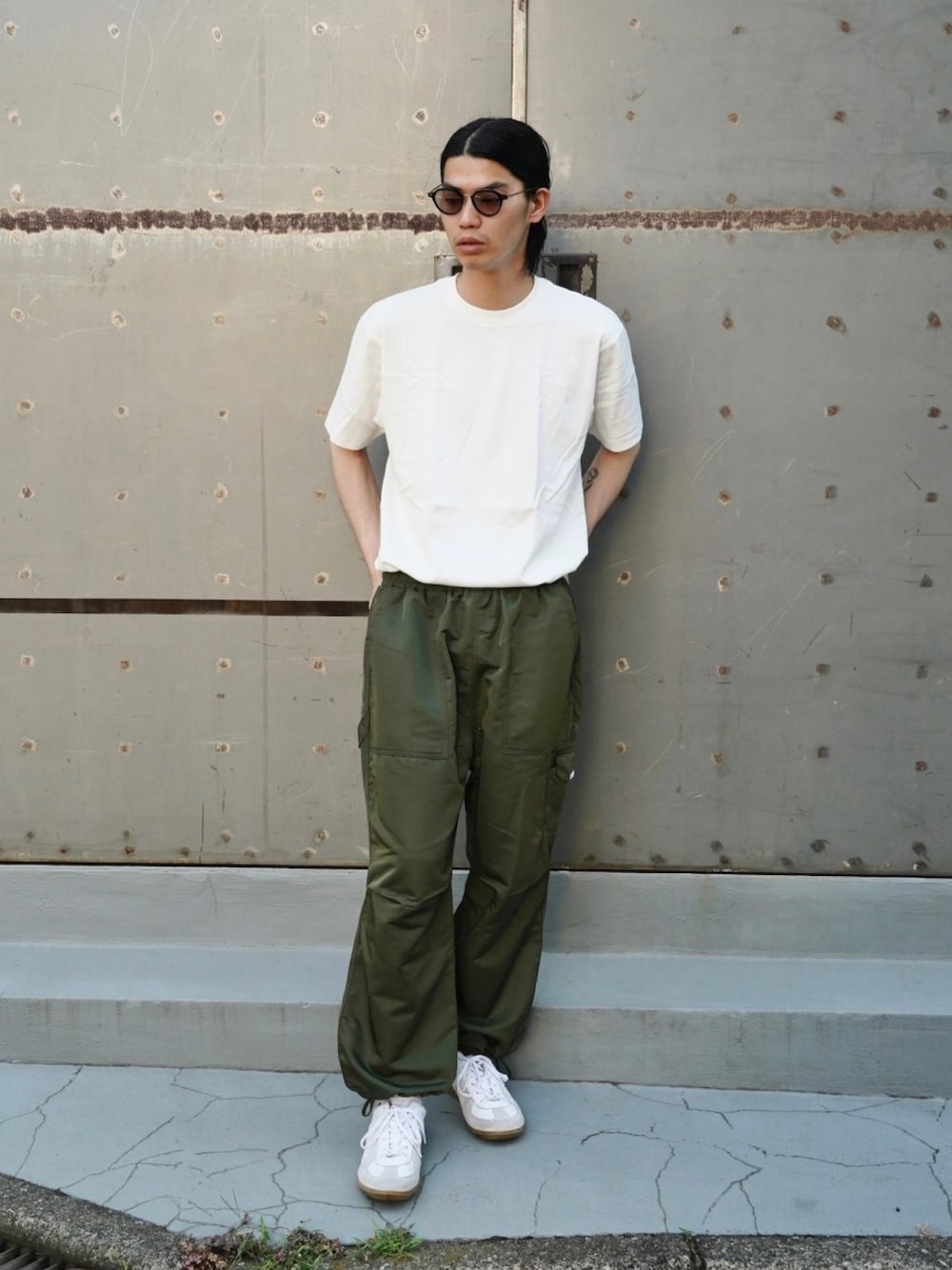 「サングラス、白Tシャツ、カーゴパンツ、スニーカー、スニーカーコーデ、夏コーデ、ラフ、シンプルコーデ、アツいコーデ全部見せ、ラフコーデ、プチプラ、プチプラコーデ、オーバーサイズ、ビッグシルエット、ストリート」｜「Instagram koba052703📝のアイテム（その他、その他）」を使った、Takuya  Kobayashiさん（メンズ・176cm）の夏コーディネートの1枚目の写真