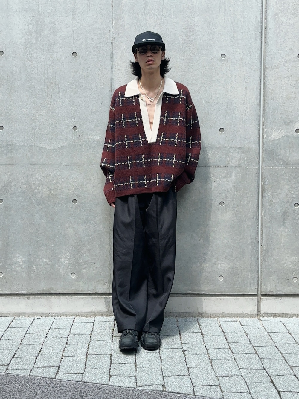 「キャップ、ニット、スラックス、スラックスパンツ、スニーカー、スニーカーコーデ、シンプルコーデ、シンプル、ラフ、ラフコーデ、ラフスタイル、おでかけコーデ、お出かけコーデ、きれいめカジュアル、夏コーデ」｜「FREAK'S STOREの限定展開 SALOMON/サロモン CAP 5 PANEL Unisex Cap / LC2524400（キャップ、ブラック系）」を使った、Takuya  Kobayashiさん（メンズ・176cm）の夏コーディネートの1枚目の写真
