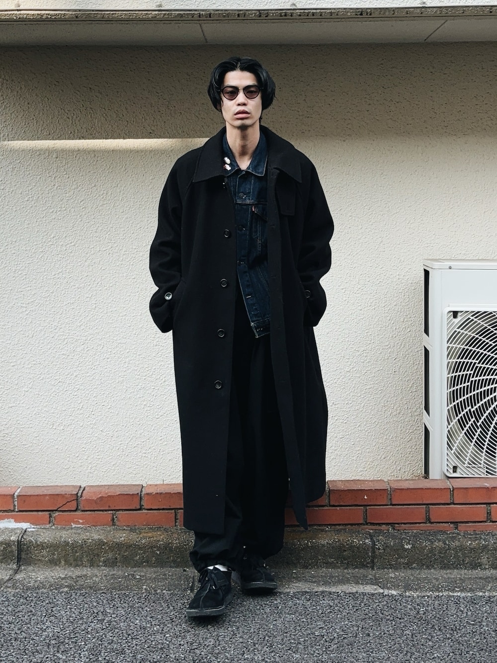「真冬のあったかスタイル、ロングコート、コート、デニム、デニムジャケット、ナイロンパンツ、革靴、ワラビー、シンプルコーデ、おでかけコーデ、休日スタイル、休日コーデ、ラフ、ラフコーデ、ラフスタイル」｜「Levi'sのデニムジャケット（デニムジャケット、ブルー系）」を使った、Takuya  Kobayashiさん（メンズ・176cm）の冬コーディネートの1枚目の写真