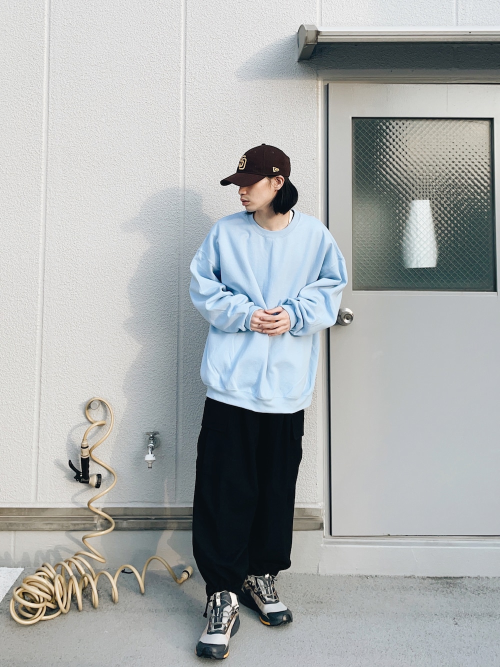 「キャップ、帽子、スウェット、カーゴパンツ、スニーカー、スポーツミックス、ストリート、ストリートコーデ、ラフ、カジュアルコーデ、ビッグシルエット、スニーカーコーデ、古着MIX、プチプラ、プチプラコーデ」｜「Instagram koba052703📝のアイテム（その他、その他）」を使った、Takuya  Kobayashiさん（メンズ・176cm）の冬コーディネートの1枚目の写真