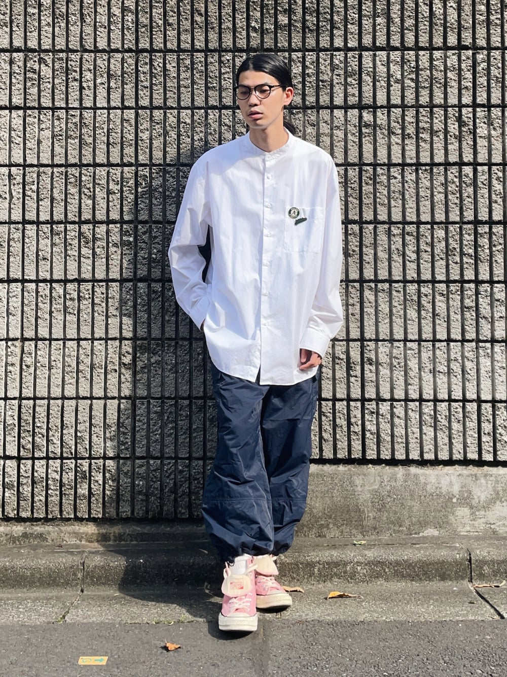 「メガネ男子、シャツスタイル、シャツ、カーゴパンツ、スニーカーコーデ、ユニクロ、UNIQLO、プチプラ、プチプラコーデ、コンバース、カジュアルコーデ、きれいめカジュアル、シンプルコーデ、シンプル、休日コーデ」｜「Instagram koba052703📝のアイテム（その他、その他）」を使った、Takuya  Kobayashiさん（メンズ・176cm）の夏コーディネートの1枚目の写真